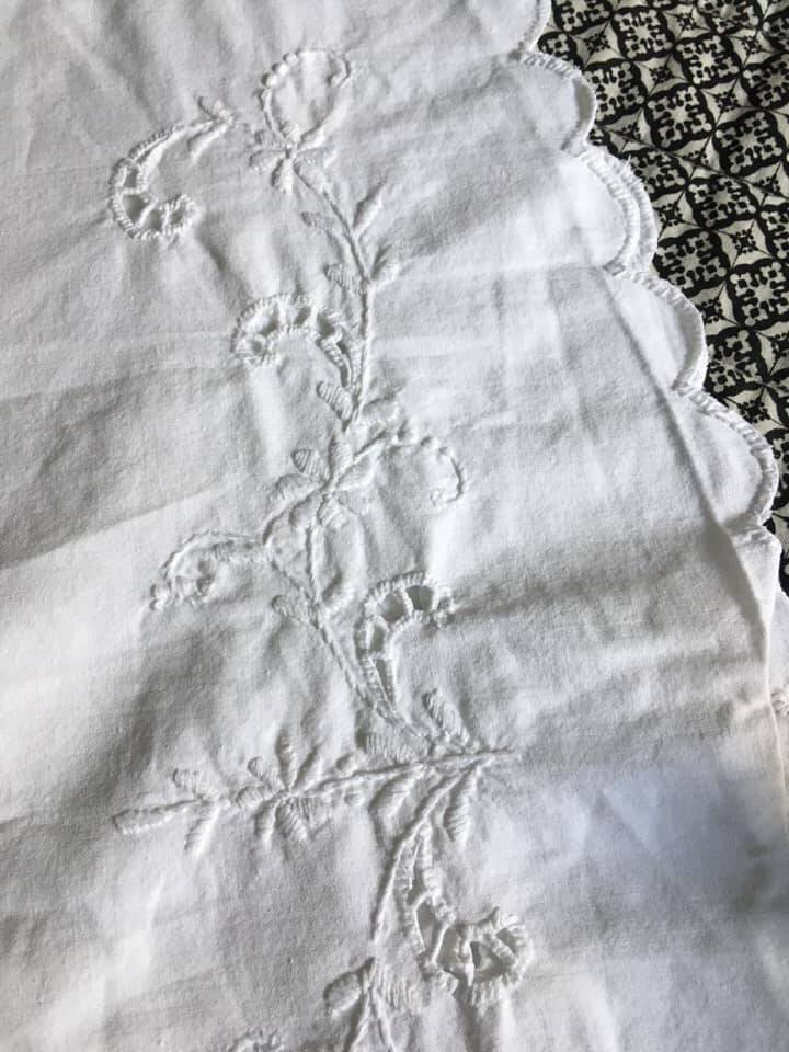 Nappe ronde blanche brodée en coton