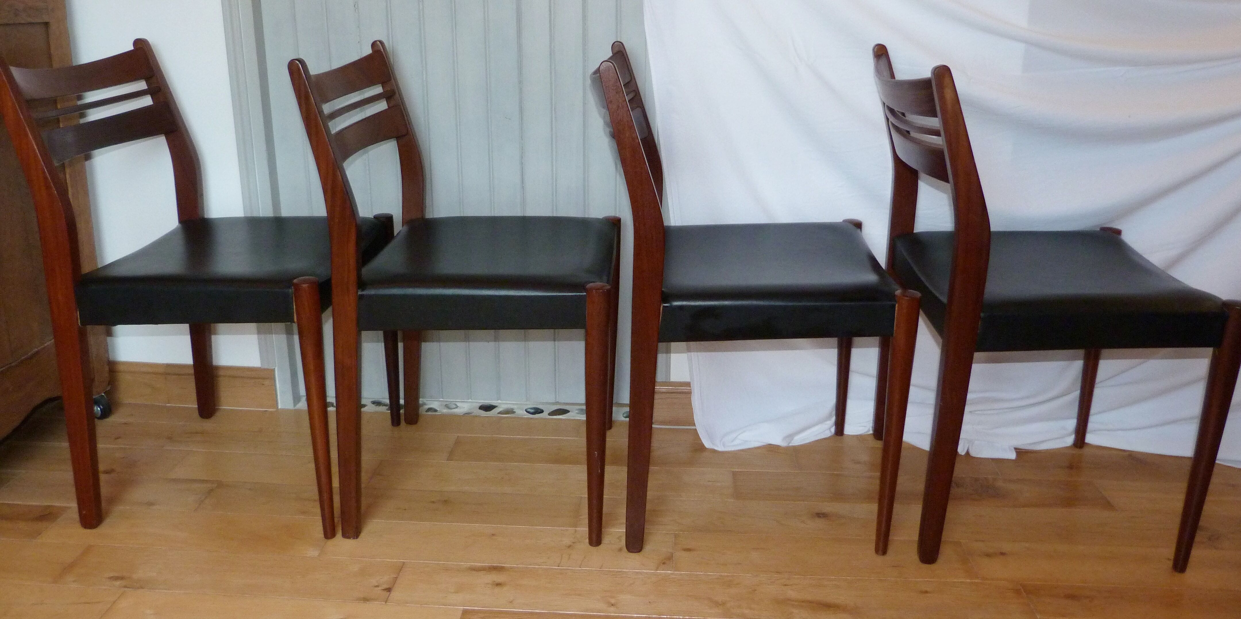 Suite of 4 Italian chairs