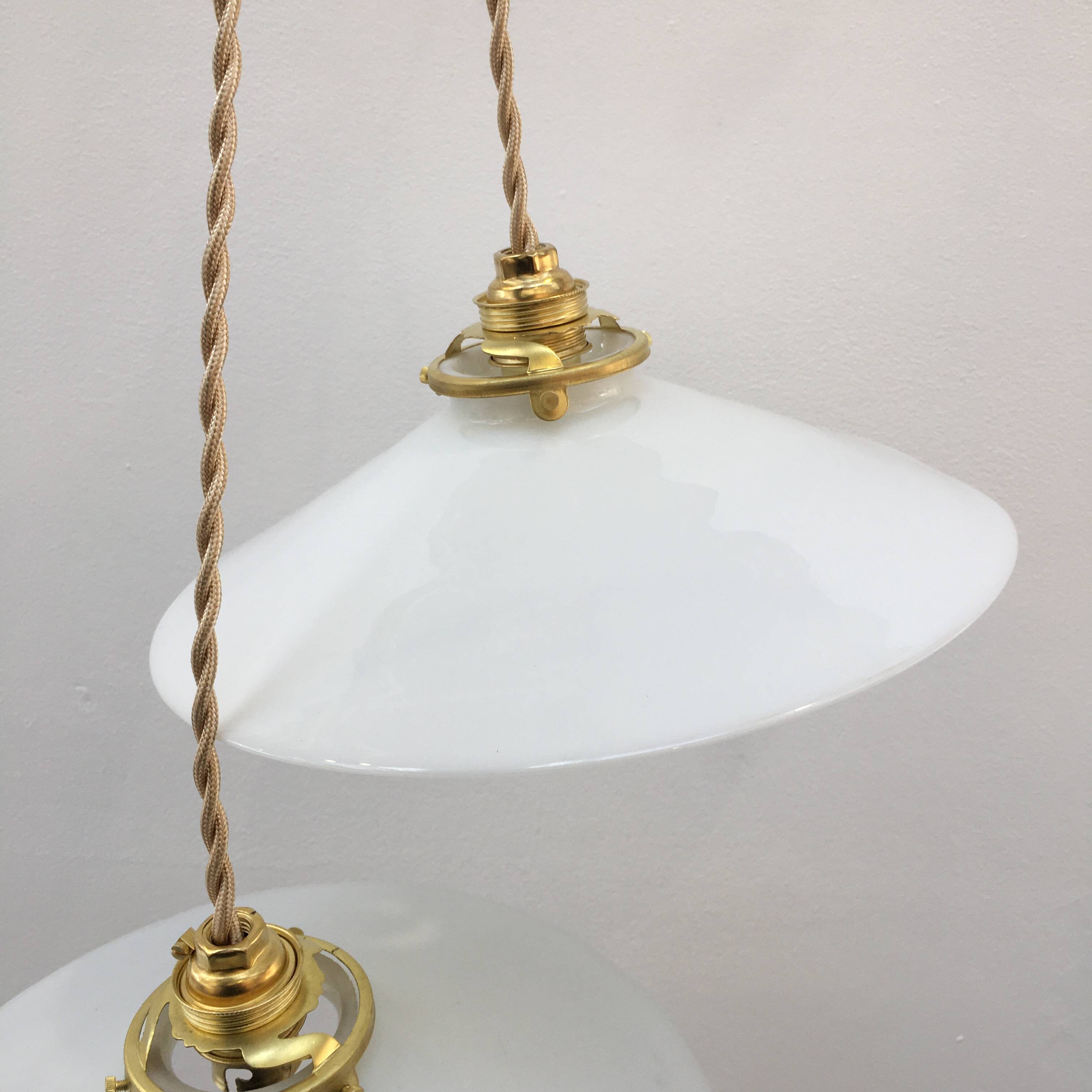 Série de deux suspensions vintage en opaline blanche