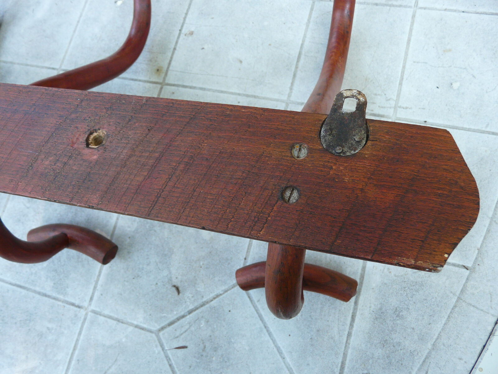 Coat rack with four double curved wooden pads