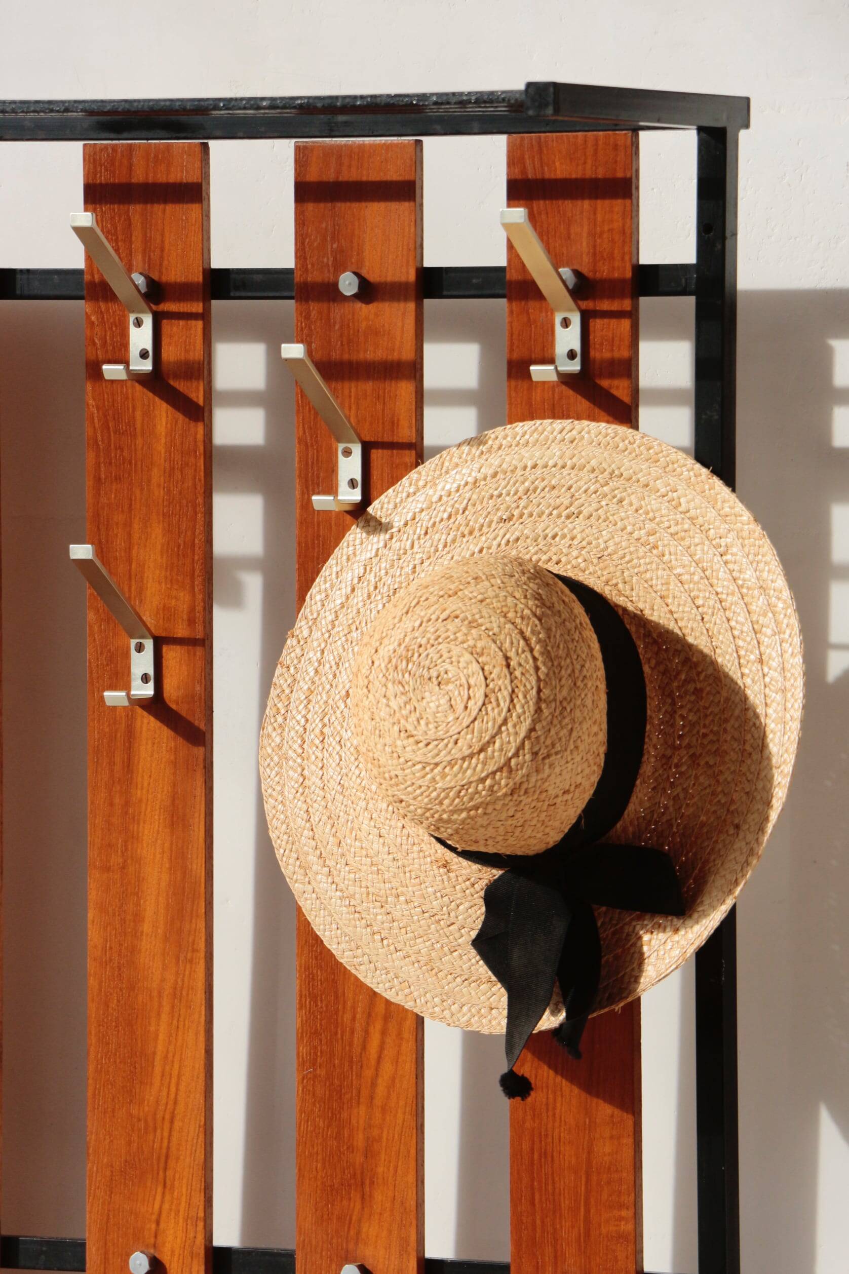 Vestiaire d’entrée vintage – Meuble à patères, miroir et rangements