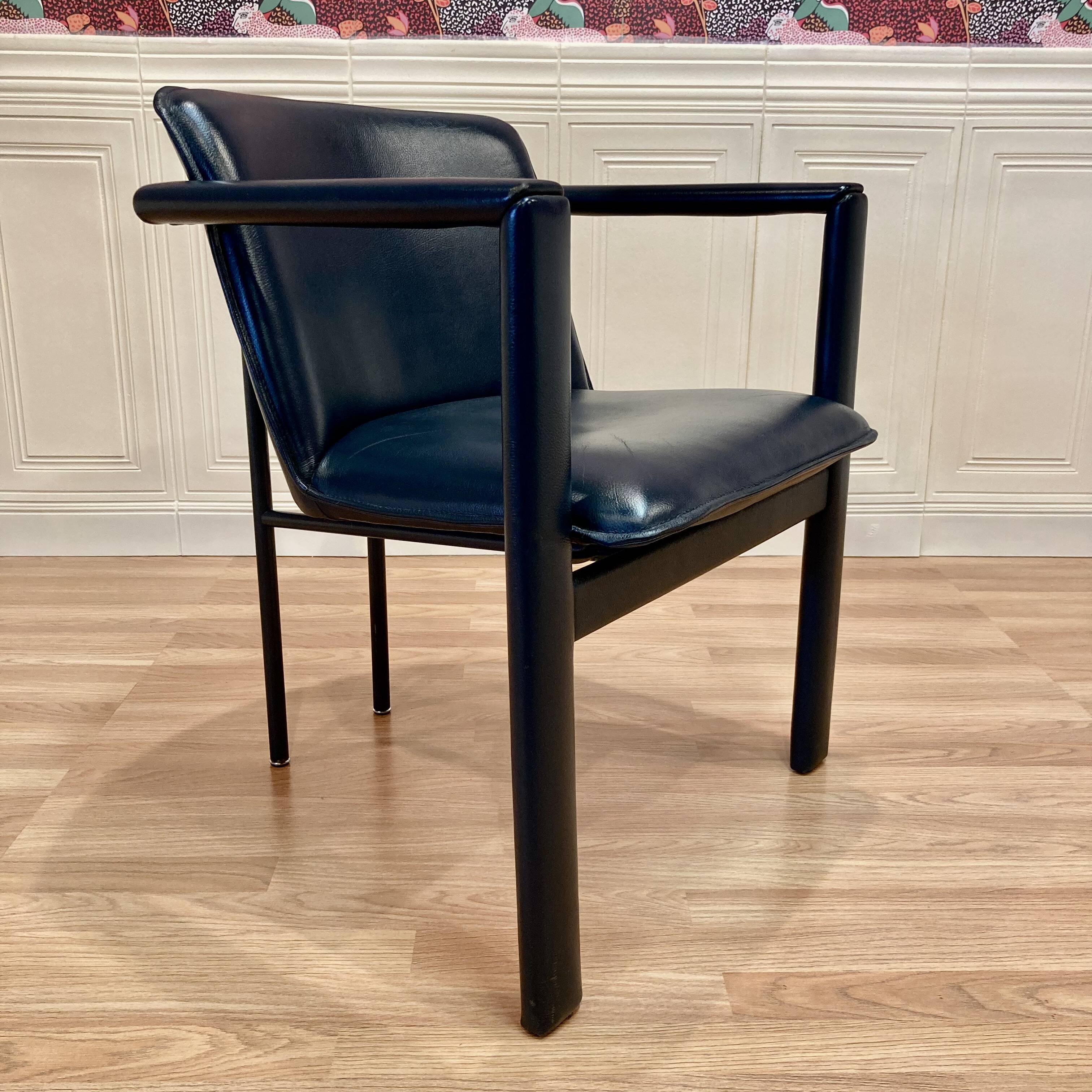 3 fauteuils en cuir et métal