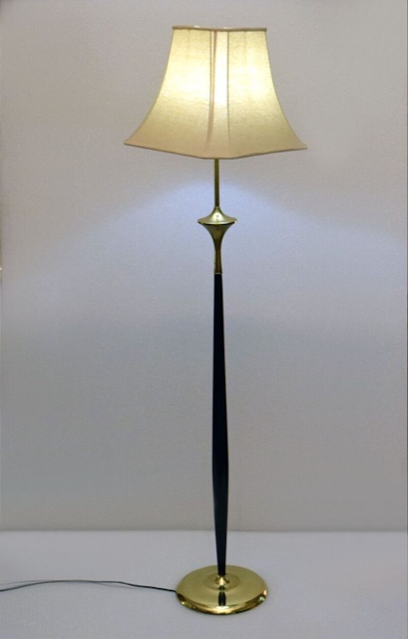 Lampadaire en acajou et laiton, années 1950