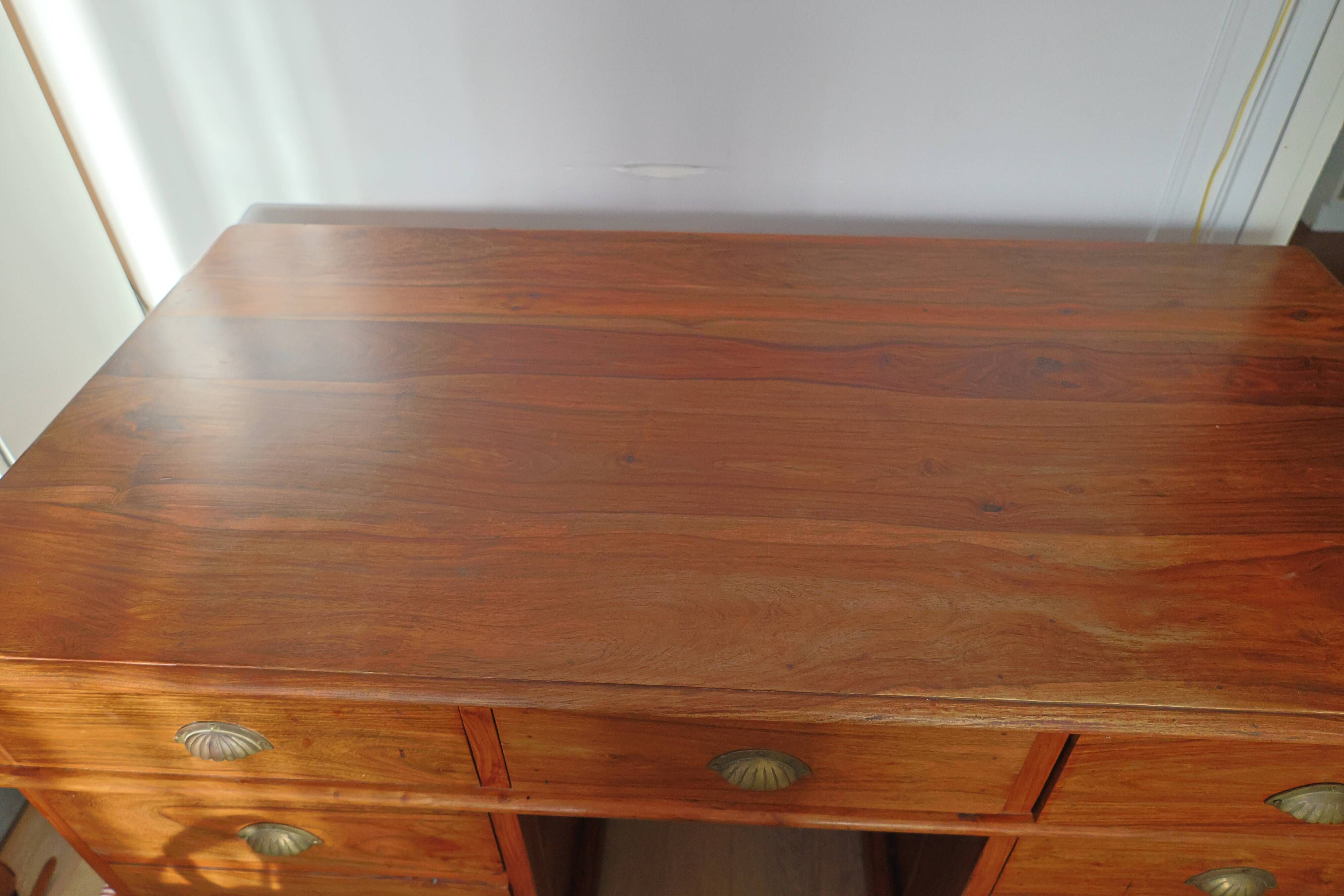 Bureau traditionnel d'inspiration coloniale