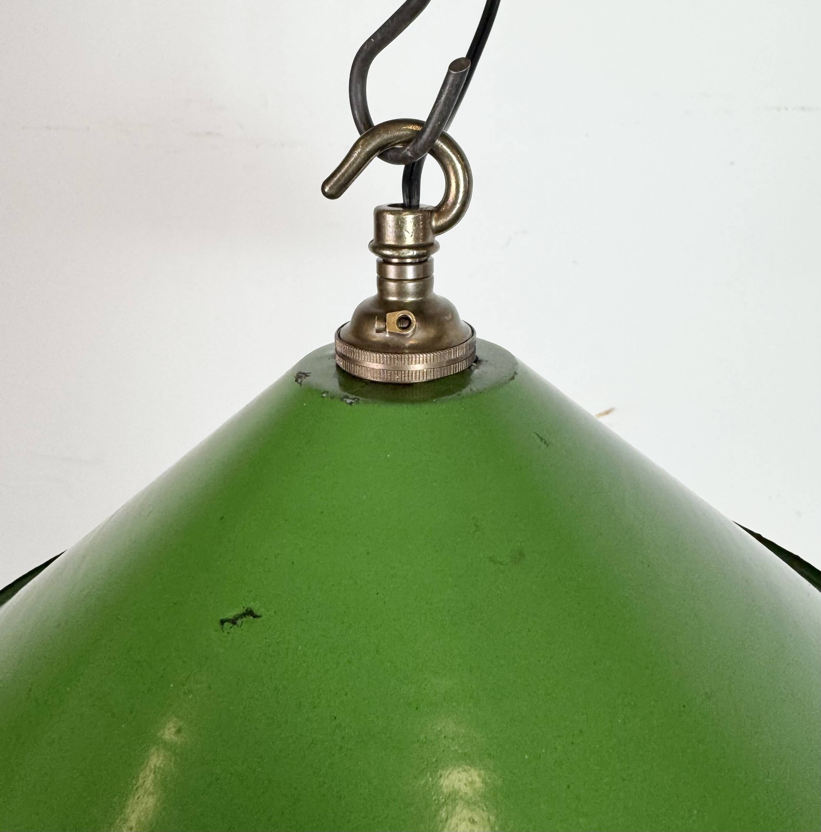 Suspension industrielle britannique en émail vert, années 1950