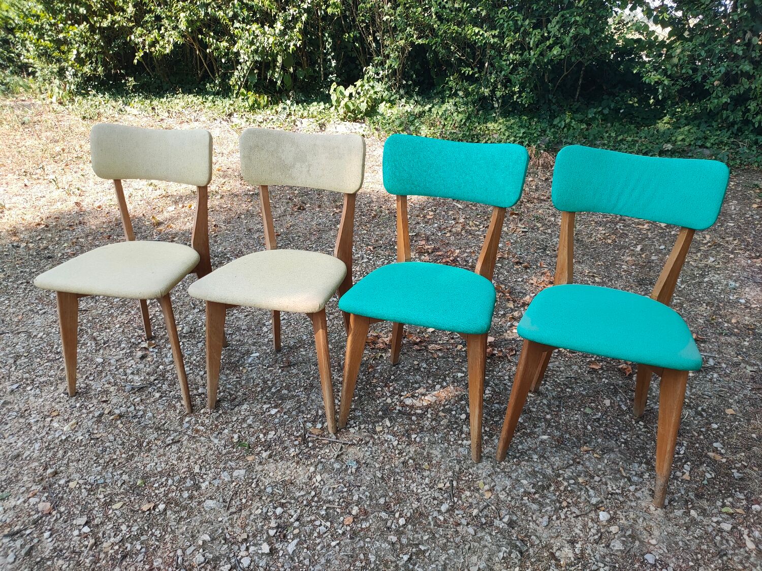 Set of 4 vintage chairs in wood and imitation blue leather dating from the 50s. Wooden structure. Seat and backrest in imitation leather 2 mint green and 2 yellow. Seating dimension: 46 cm. Good state of conservation, some traces of wear.