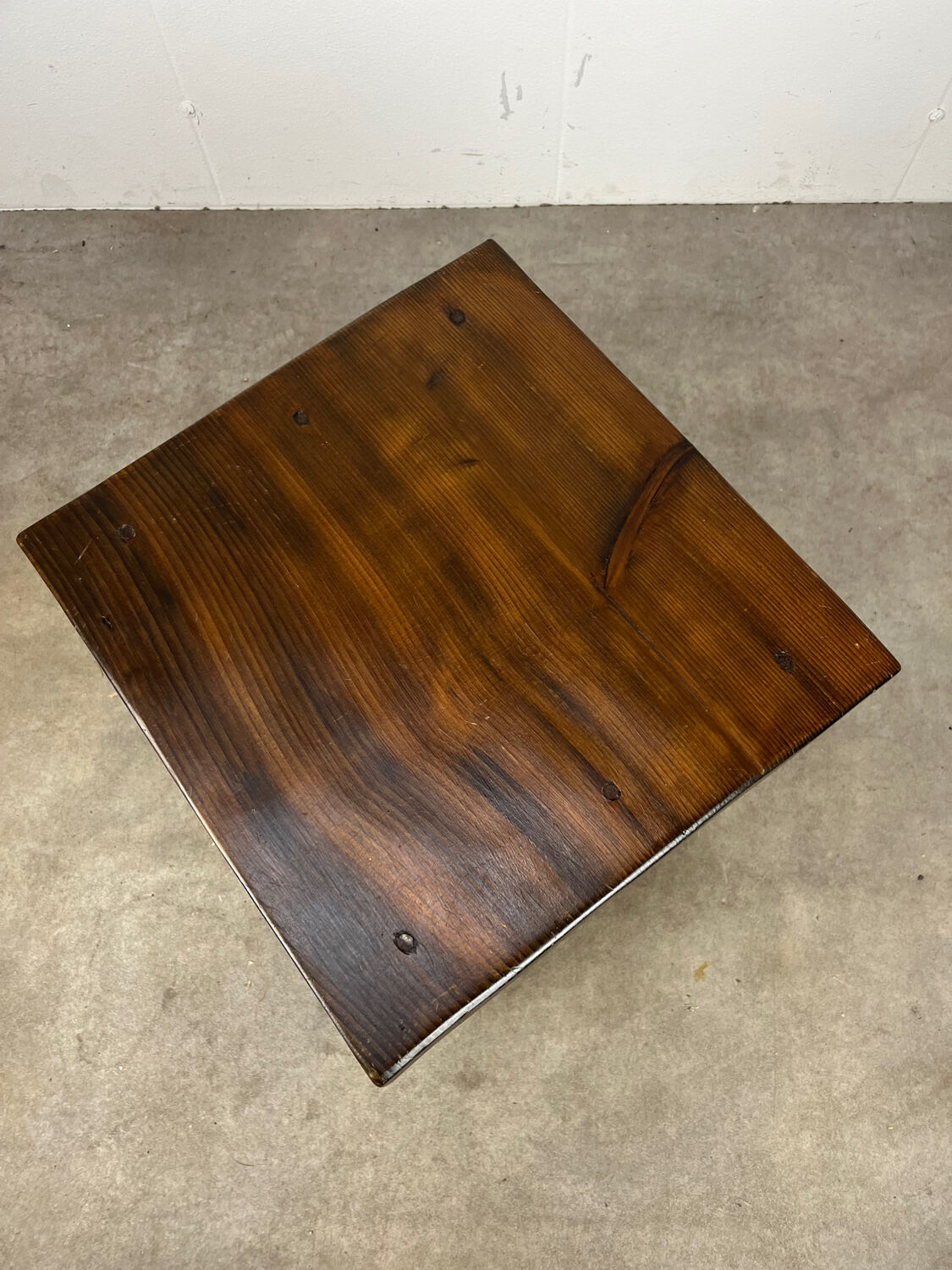 Tabouret brutaliste en bois massif style chalet