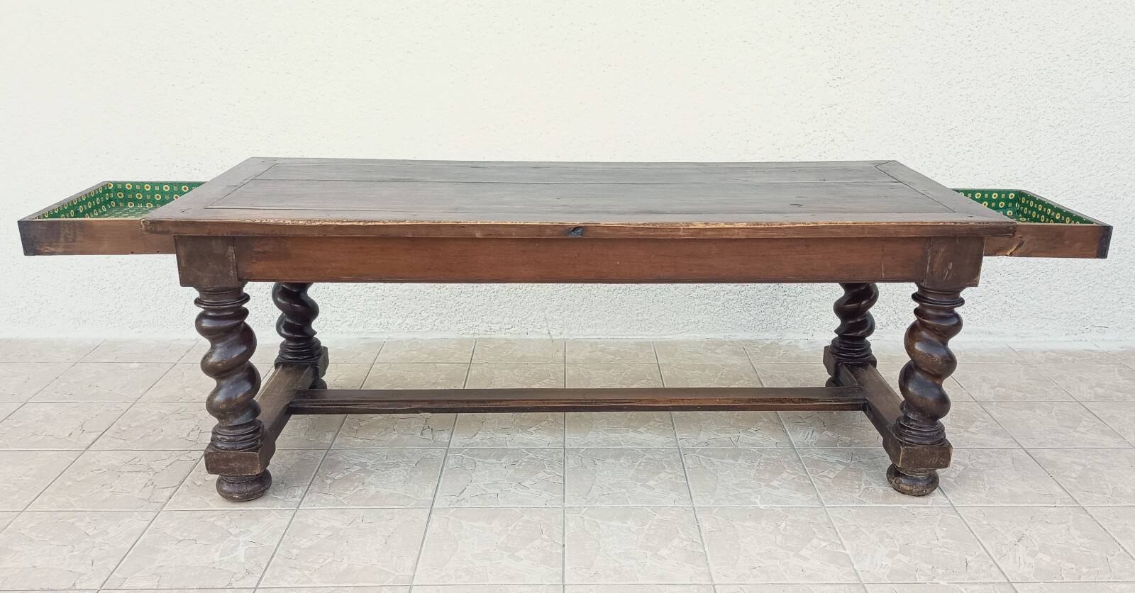 Table Louis XIII en noyer 19ème