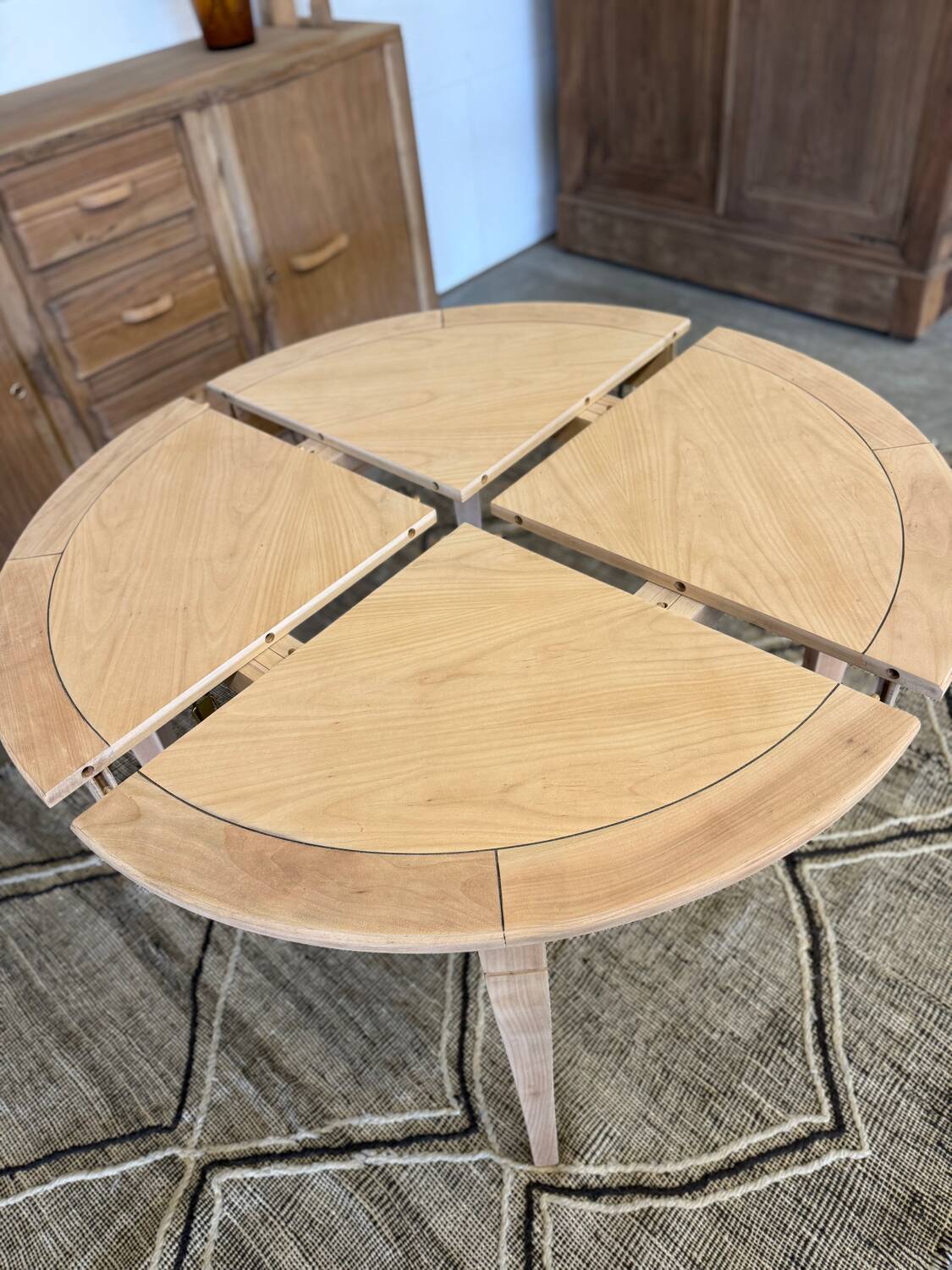 Extendable table with several options.