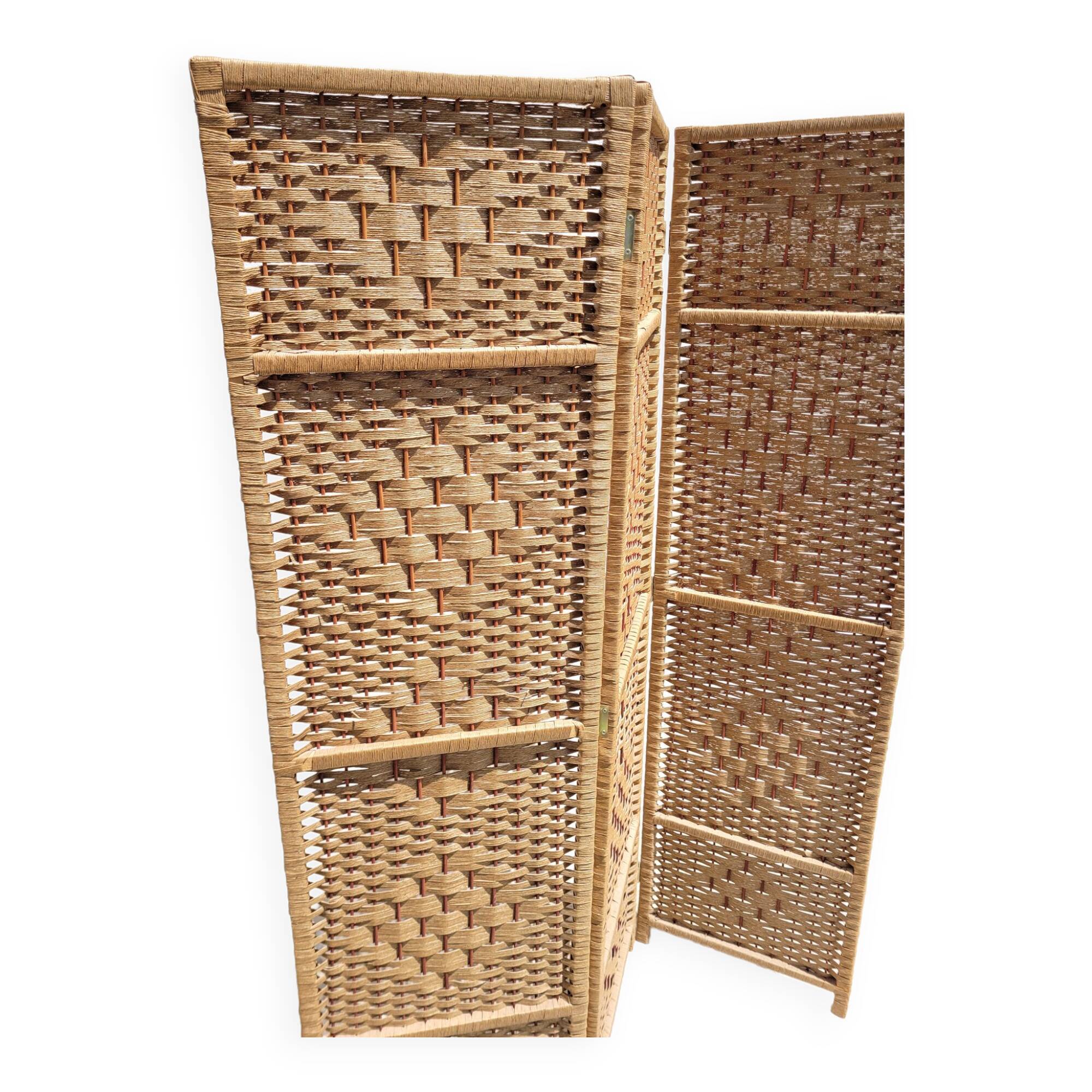 Wooden screen and 3-leaf ropes