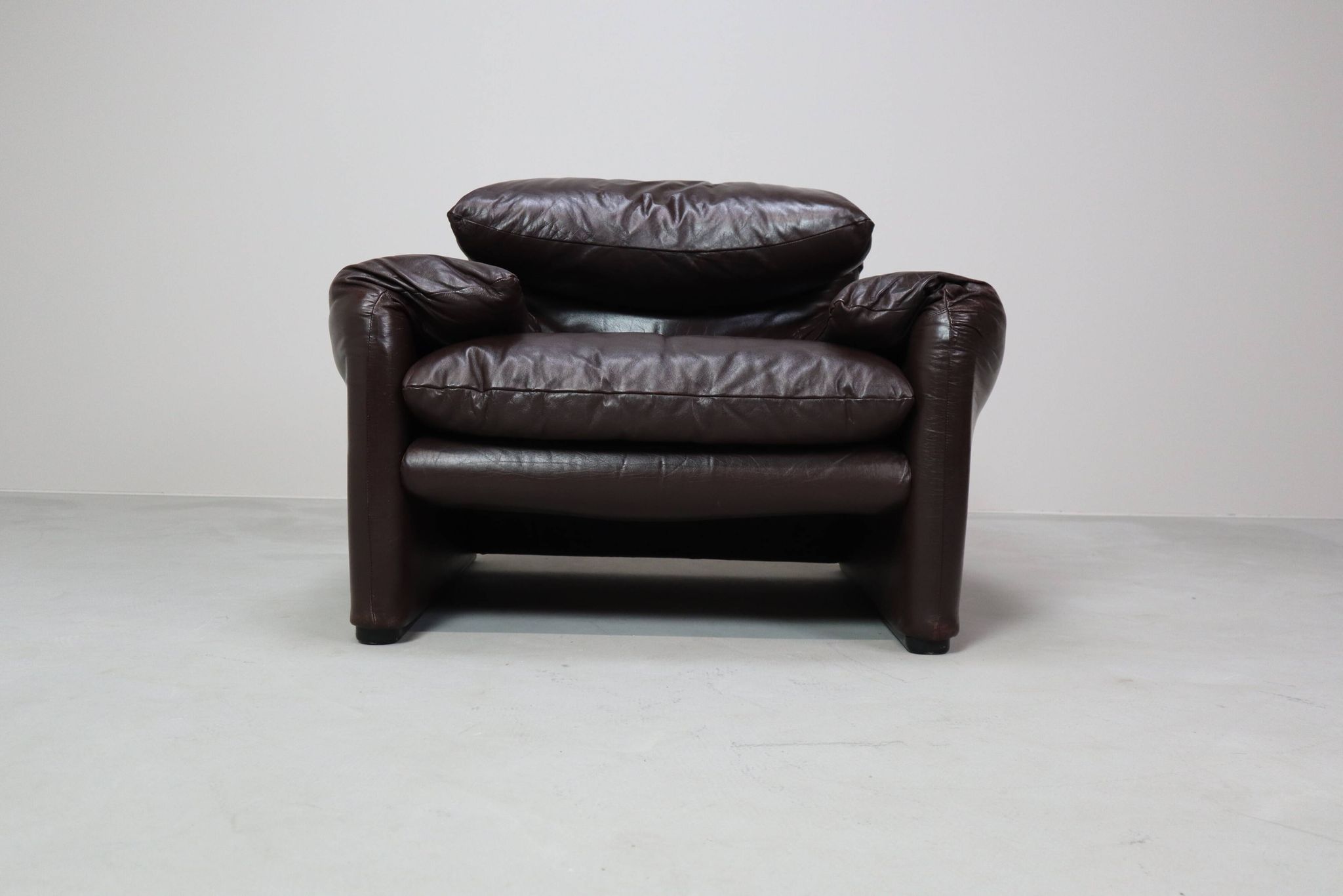 Pair of Maralunga leather armchairs by Vico Magistretti for Cassina, 1974
