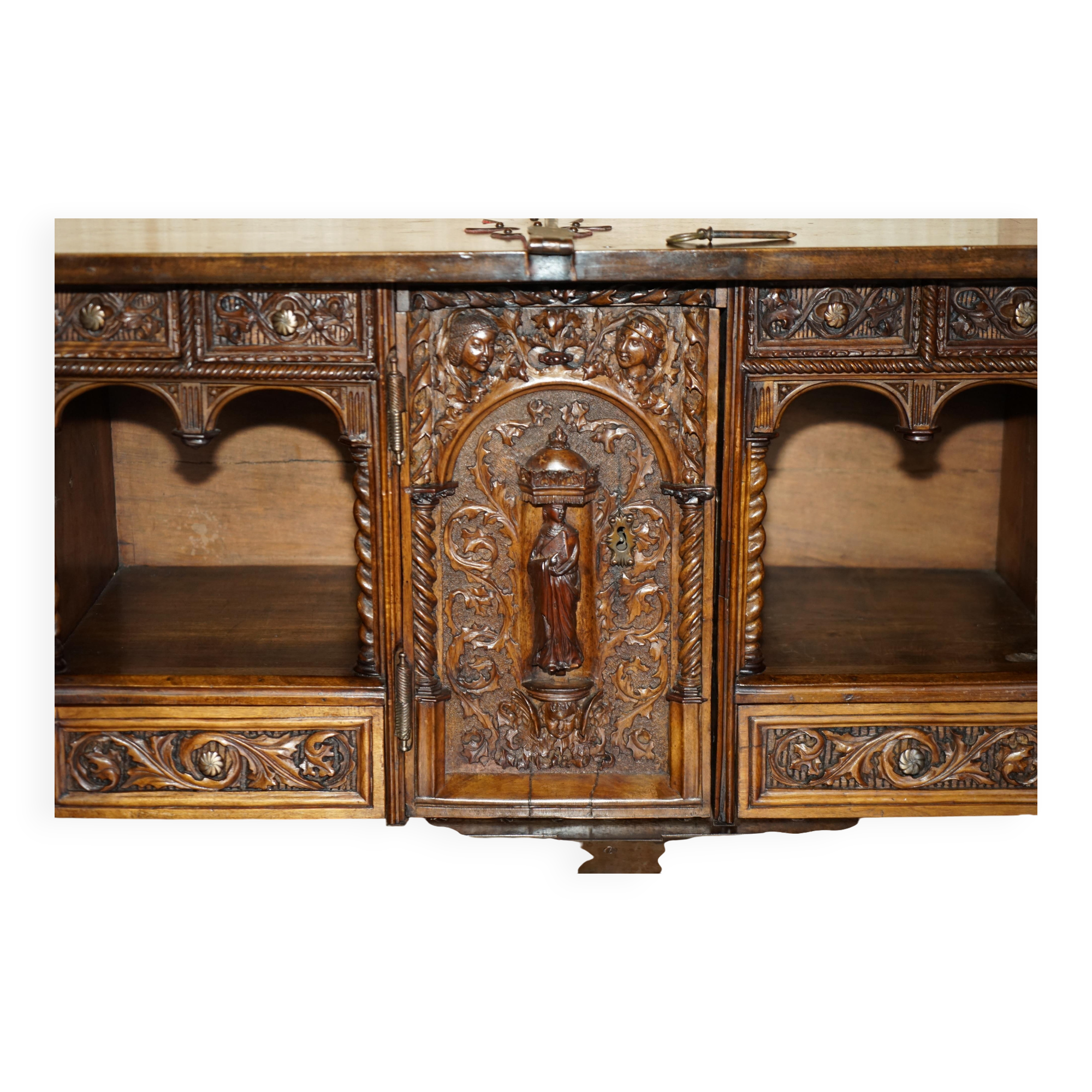 Cabinet espagnol sculpté 18ème siècle avec rangement caché
