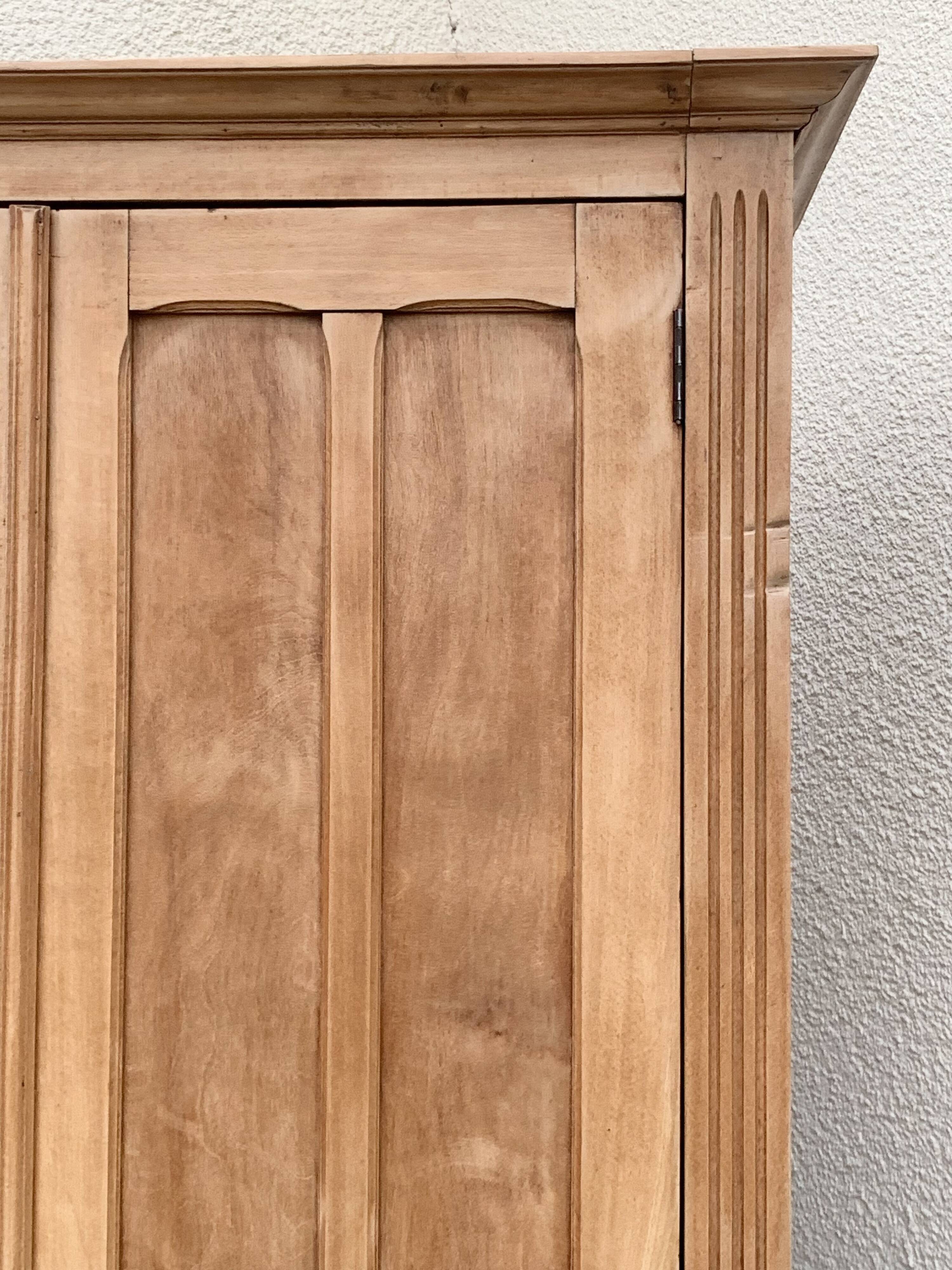 Armoire parisienne panneautée en bois brut, 1930