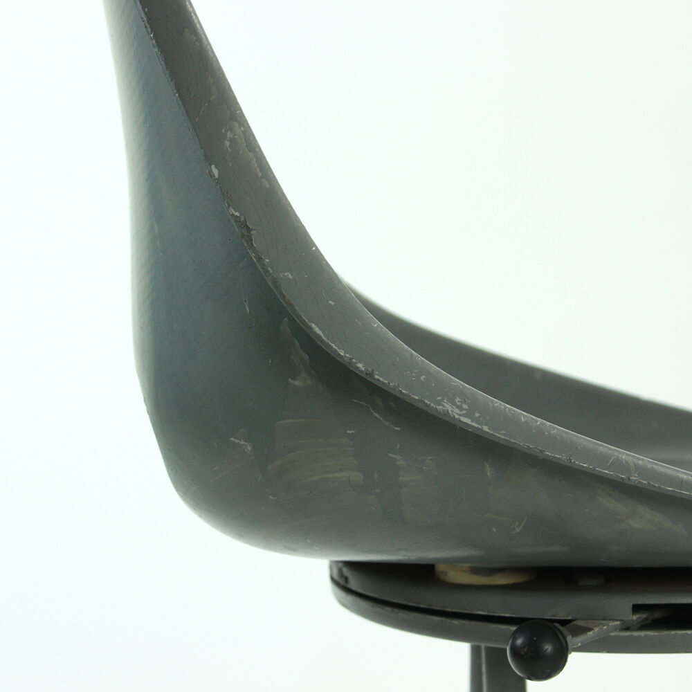 Chaise de tramway en fibre de verre et métal gris par Miroslav Navratil pour vertex 1960s