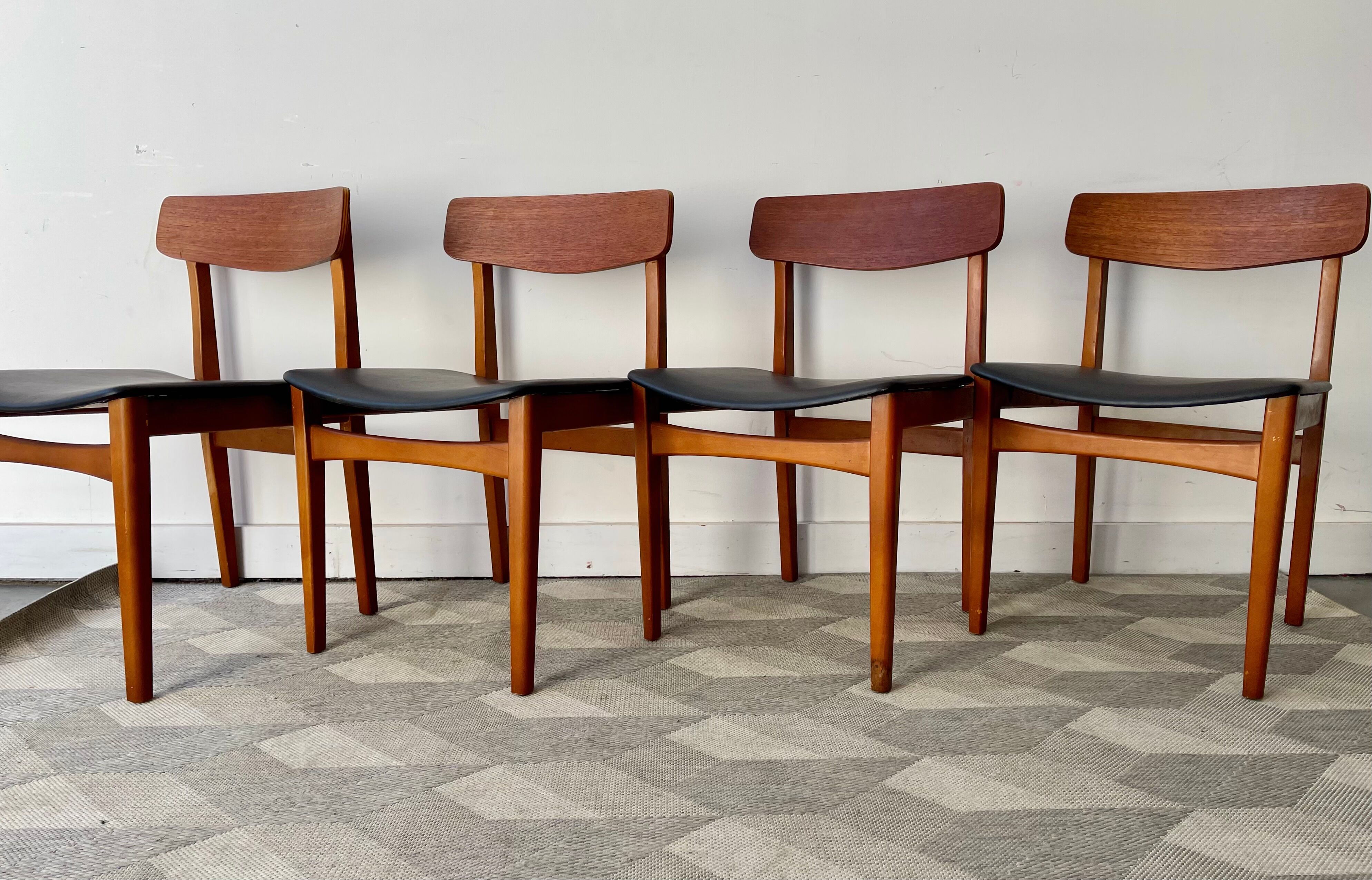 Ensemble de 4 chaises de salle à manger vintage avec vinyle noir