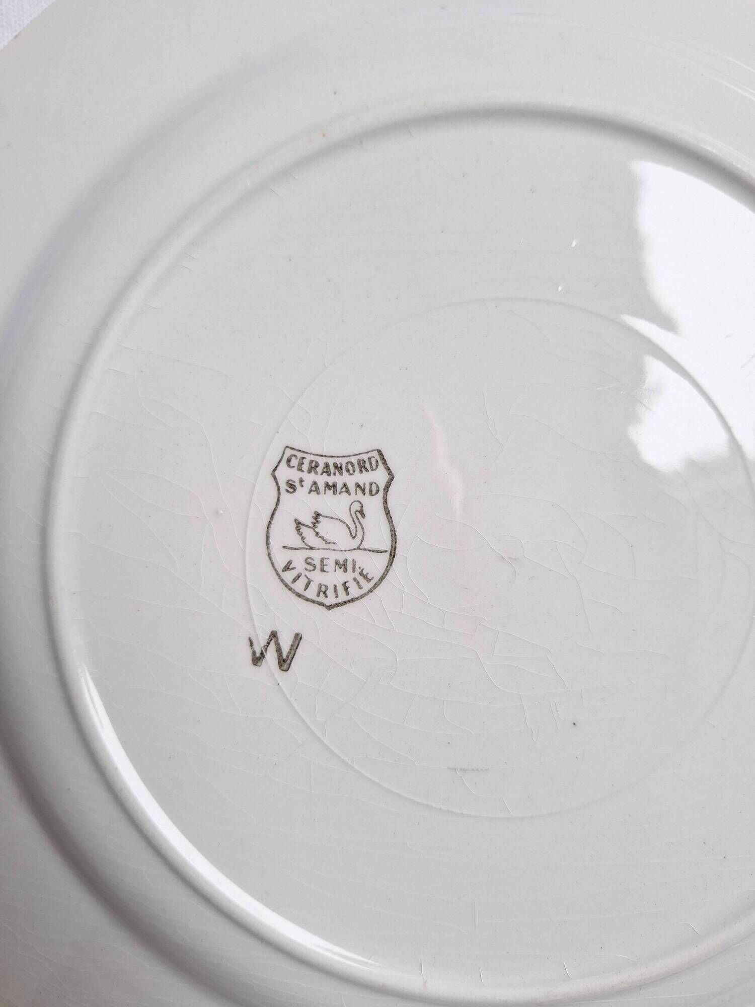 Flat plates St Amand model Bayonne white, green and black.