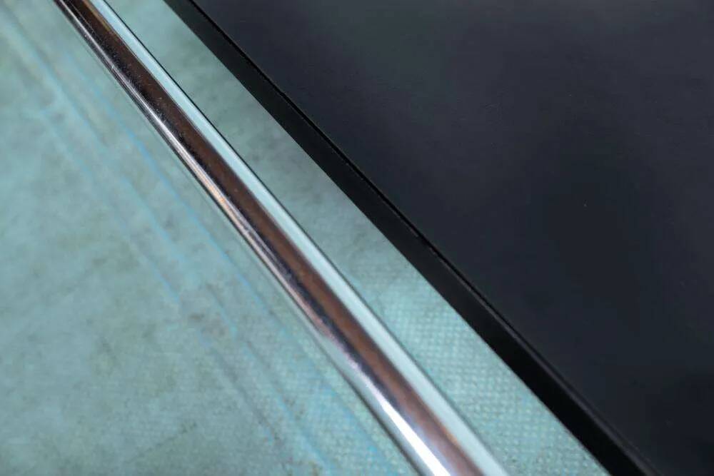 Minimalist coat rack, tubular chrome frame, 1980s Memphis style.