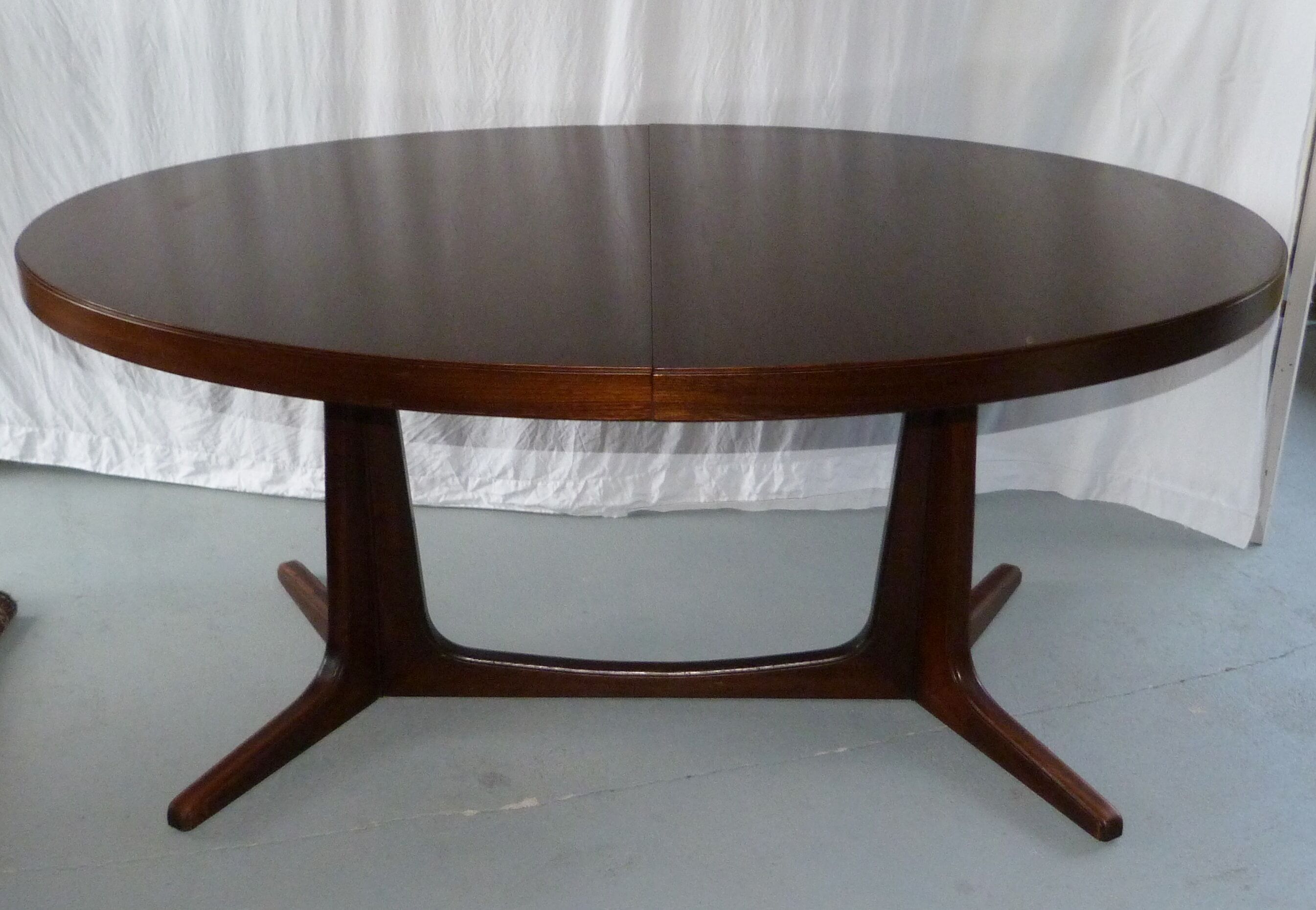 Baumann oval table