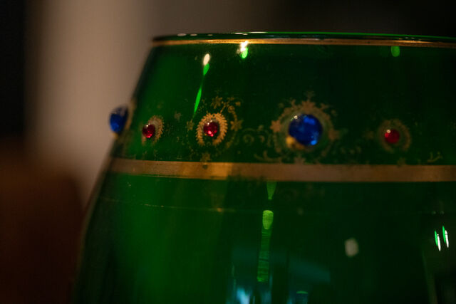 Verre avec pierres et lisérés d'or