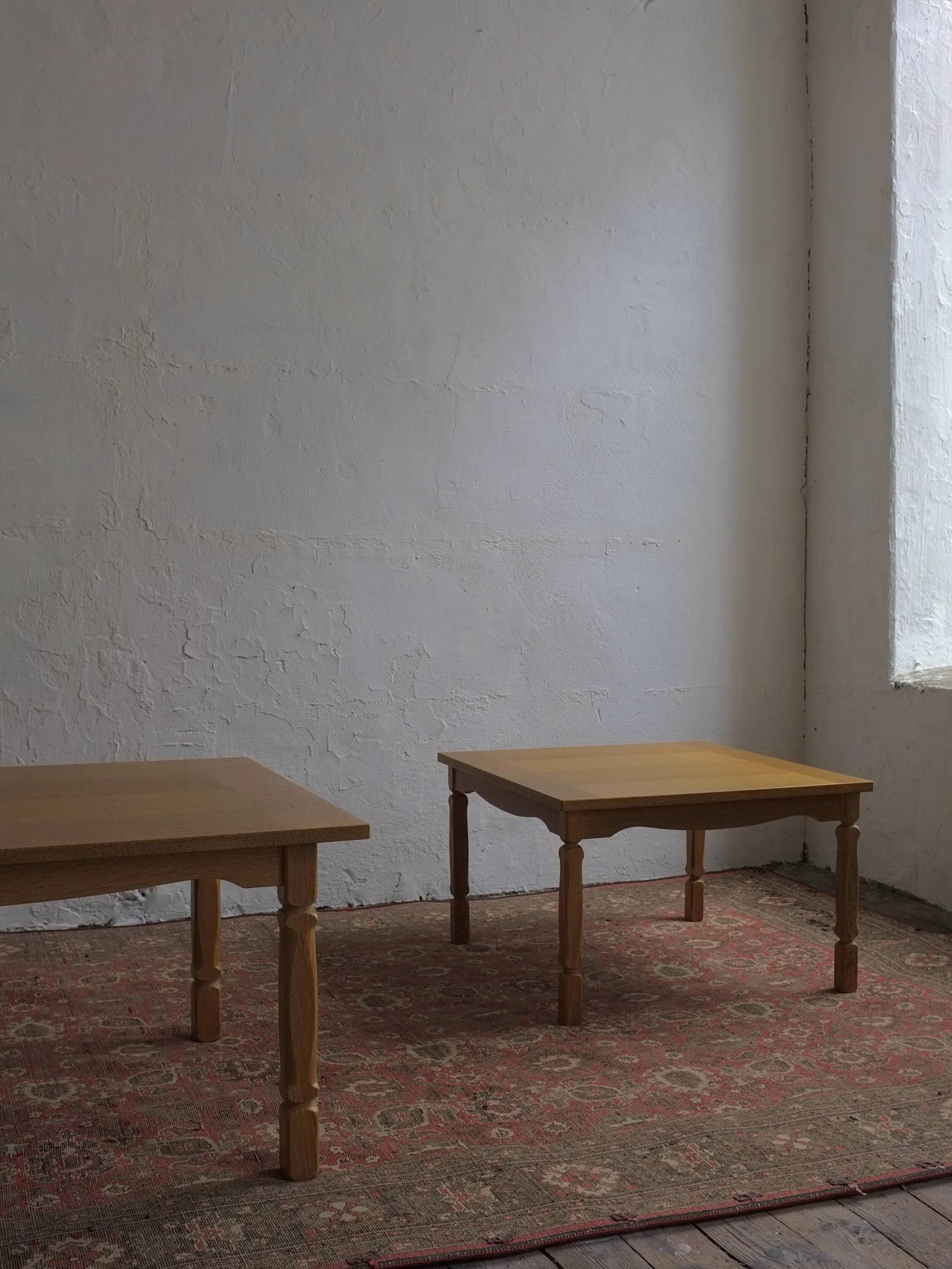 Table basse en chêne sculpté | Henning Kjaernulf | Danemark | Années 1950