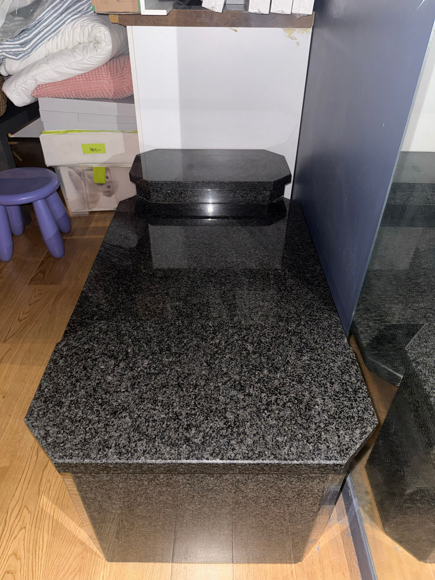 Table basse en granit massif – Style postmoderne, années