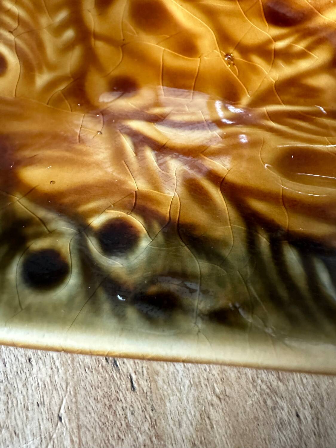 Petit plat à asperges en barbotine