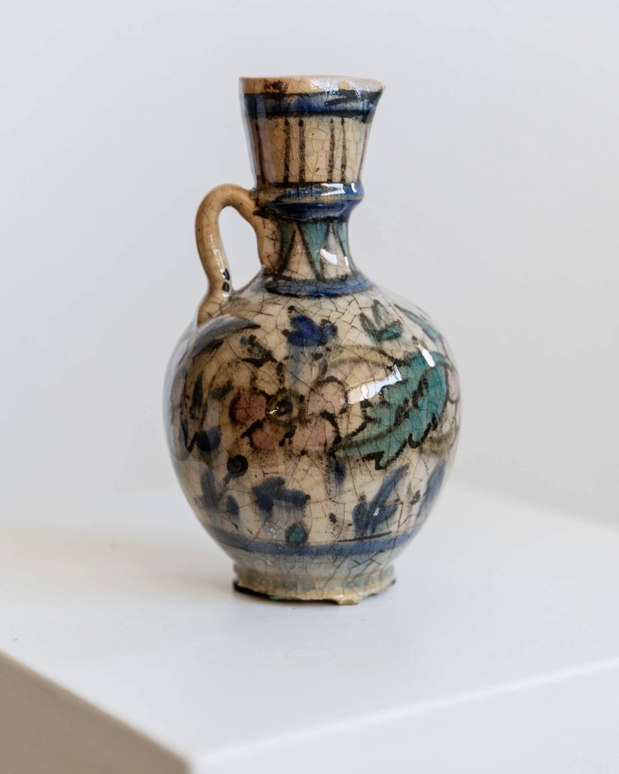 Vase en céramique antique du XVIIIe siècle, peint à la main, design proche-oriental à motif floral avec anse, petit objet d’art décoratif, idée cadeau