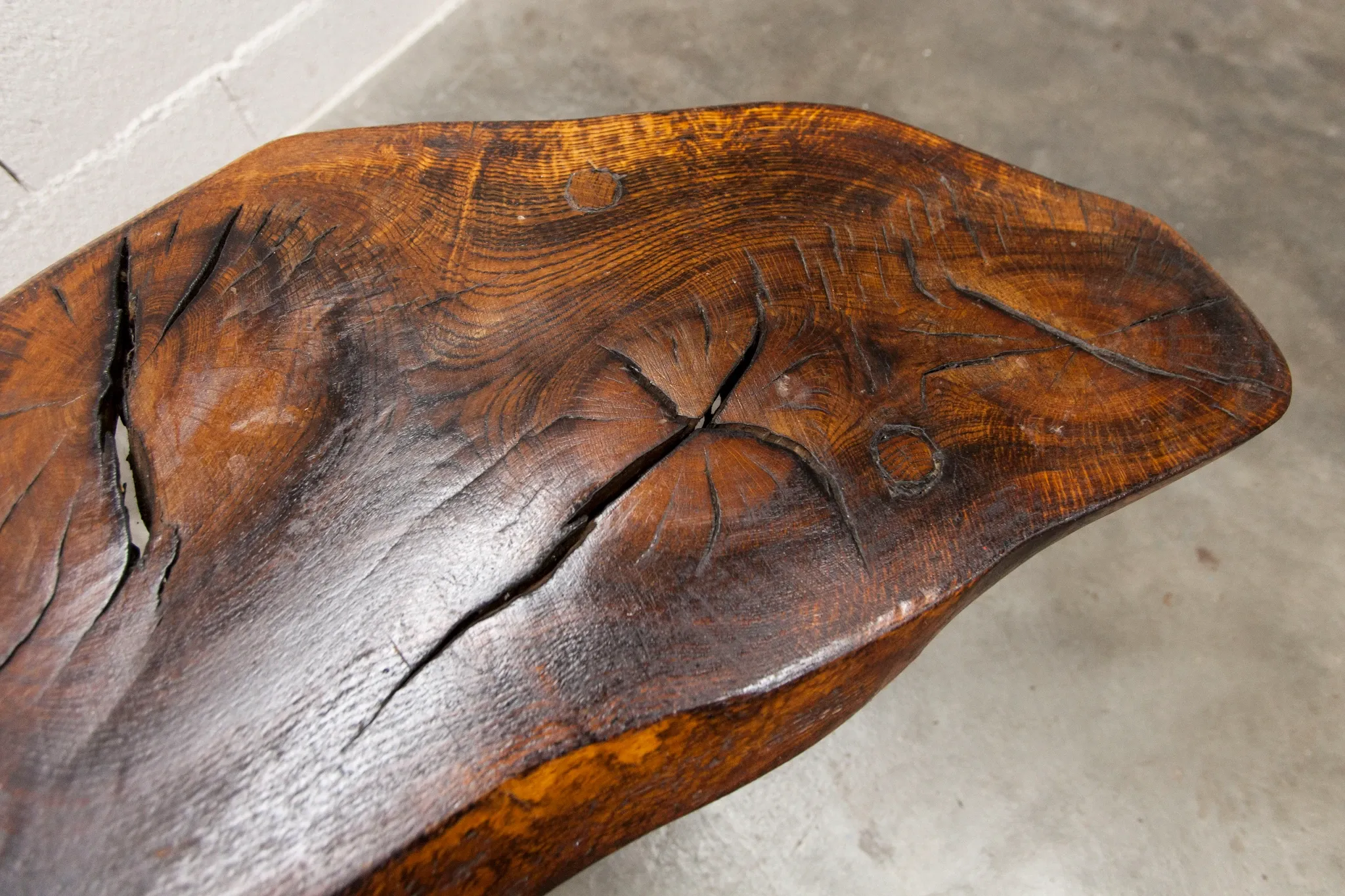 Table basse ou d'appoint brutaliste tripode asymétrique atypique 1960