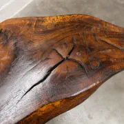 Table basse ou d'appoint brutaliste tripode asymétrique atypique 1960