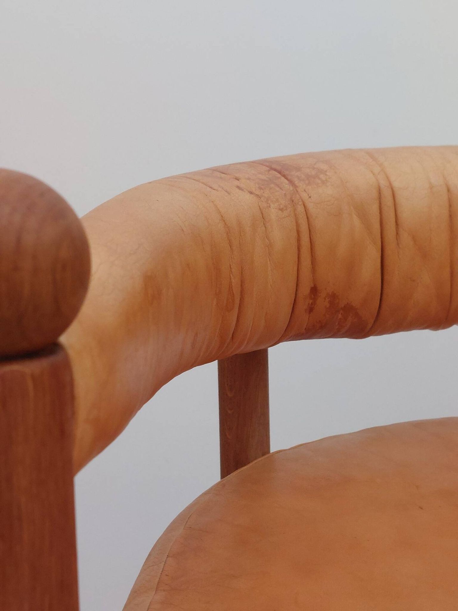 Chaise de trône en bois vintage, fauteuil en cuir cognac.