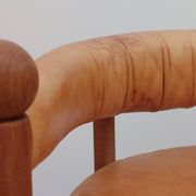 Chaise de trône en bois vintage, fauteuil en cuir cognac.