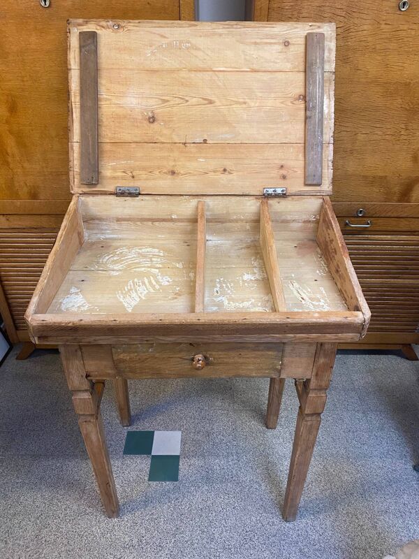 Bureau pupitre en pitchpin début xxème avec tiroir