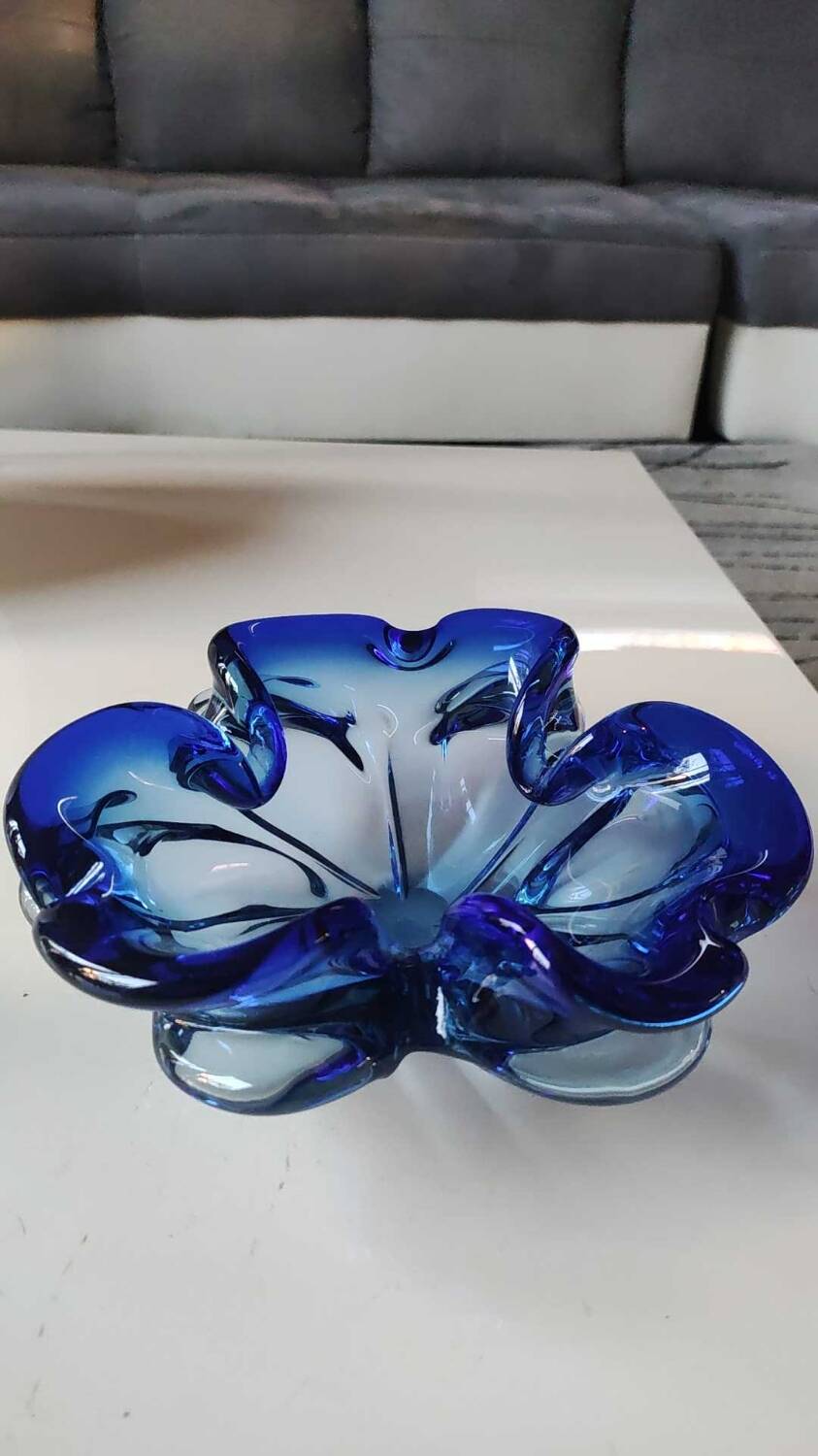 Large floral/corolla shaped pocket emptier