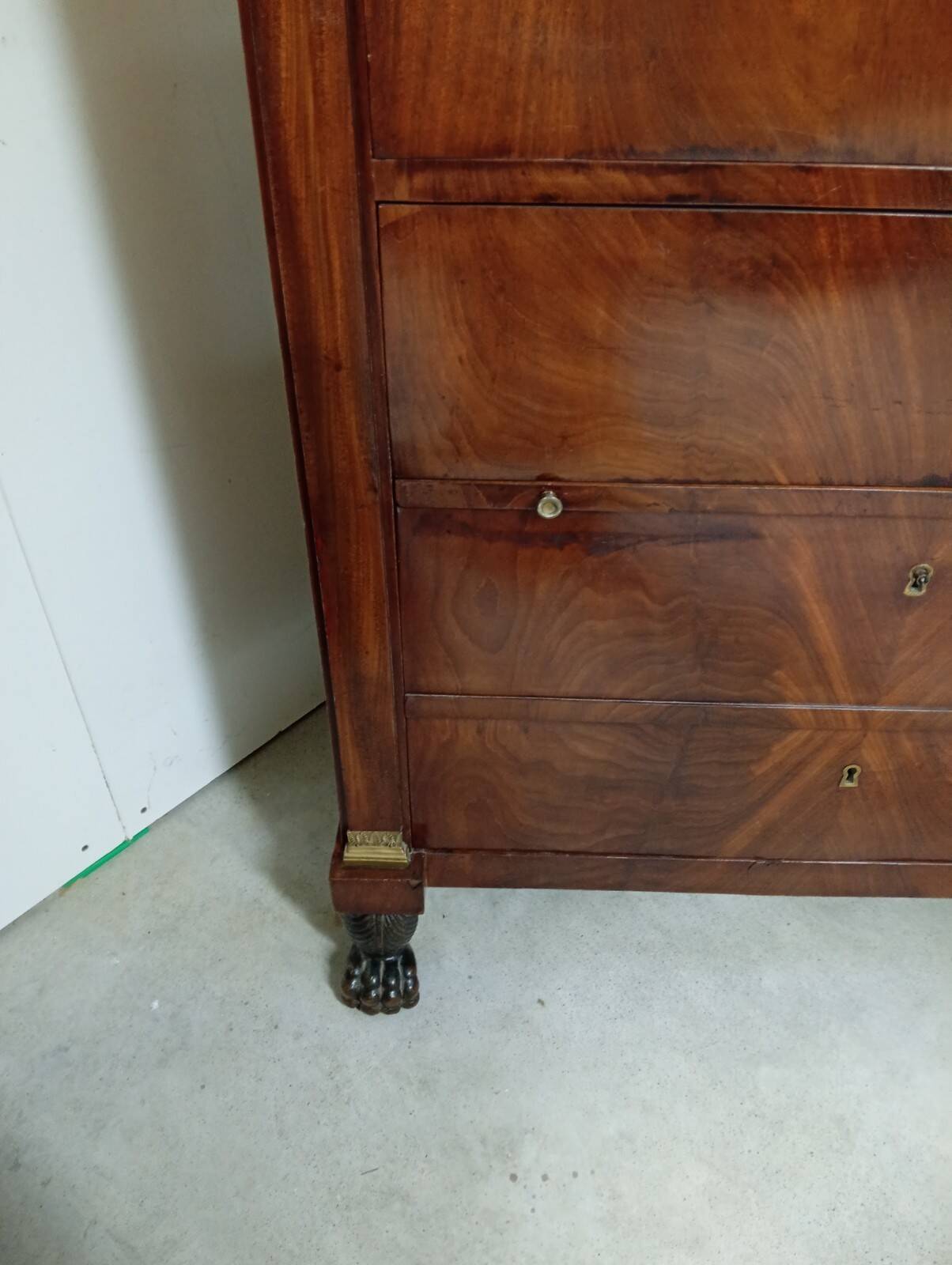 Mahogany chest of drawers – Empire / Restoration period – Black marble and bronze