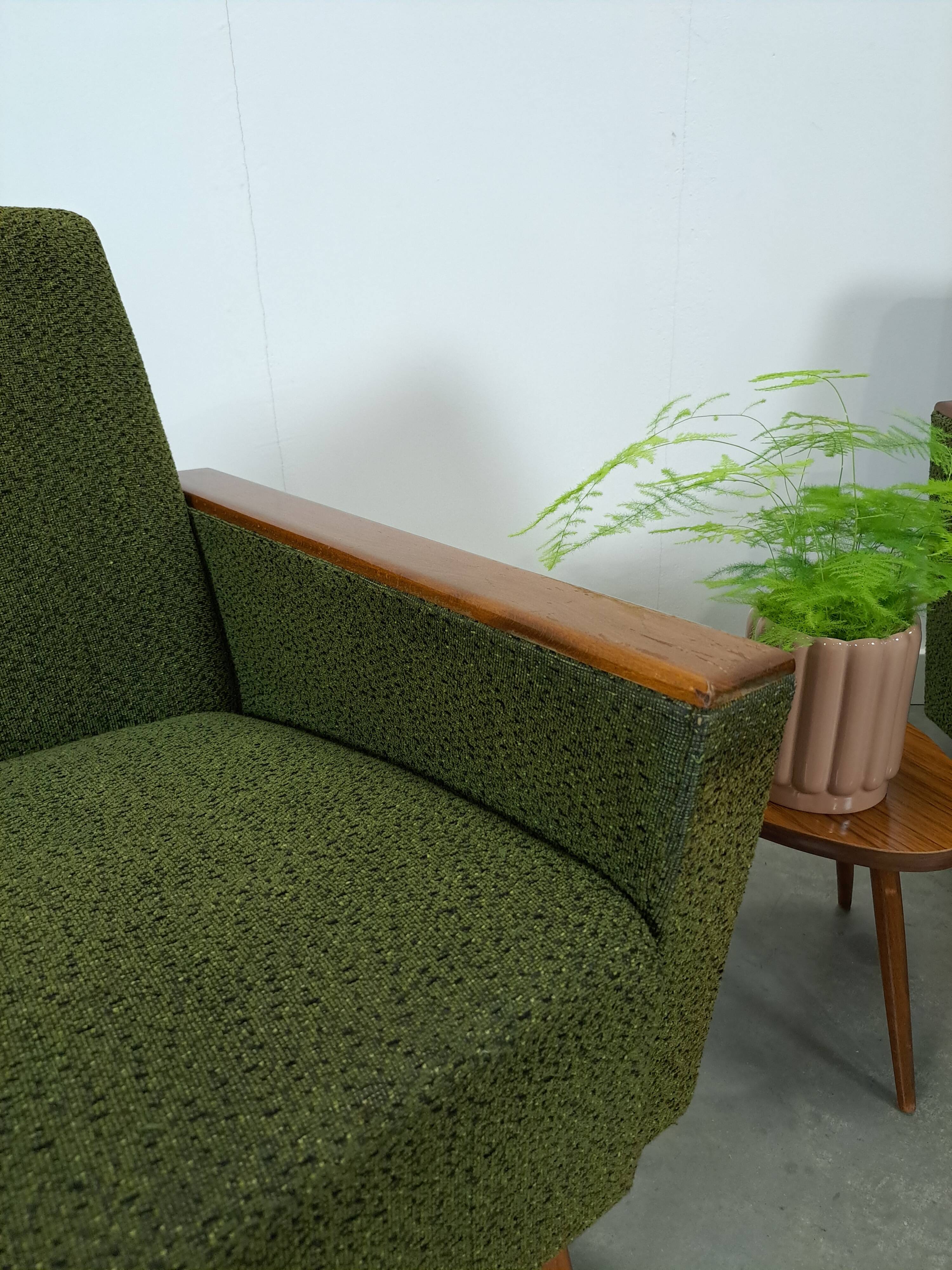 Fauteuil vert avec dossier en bois de teck