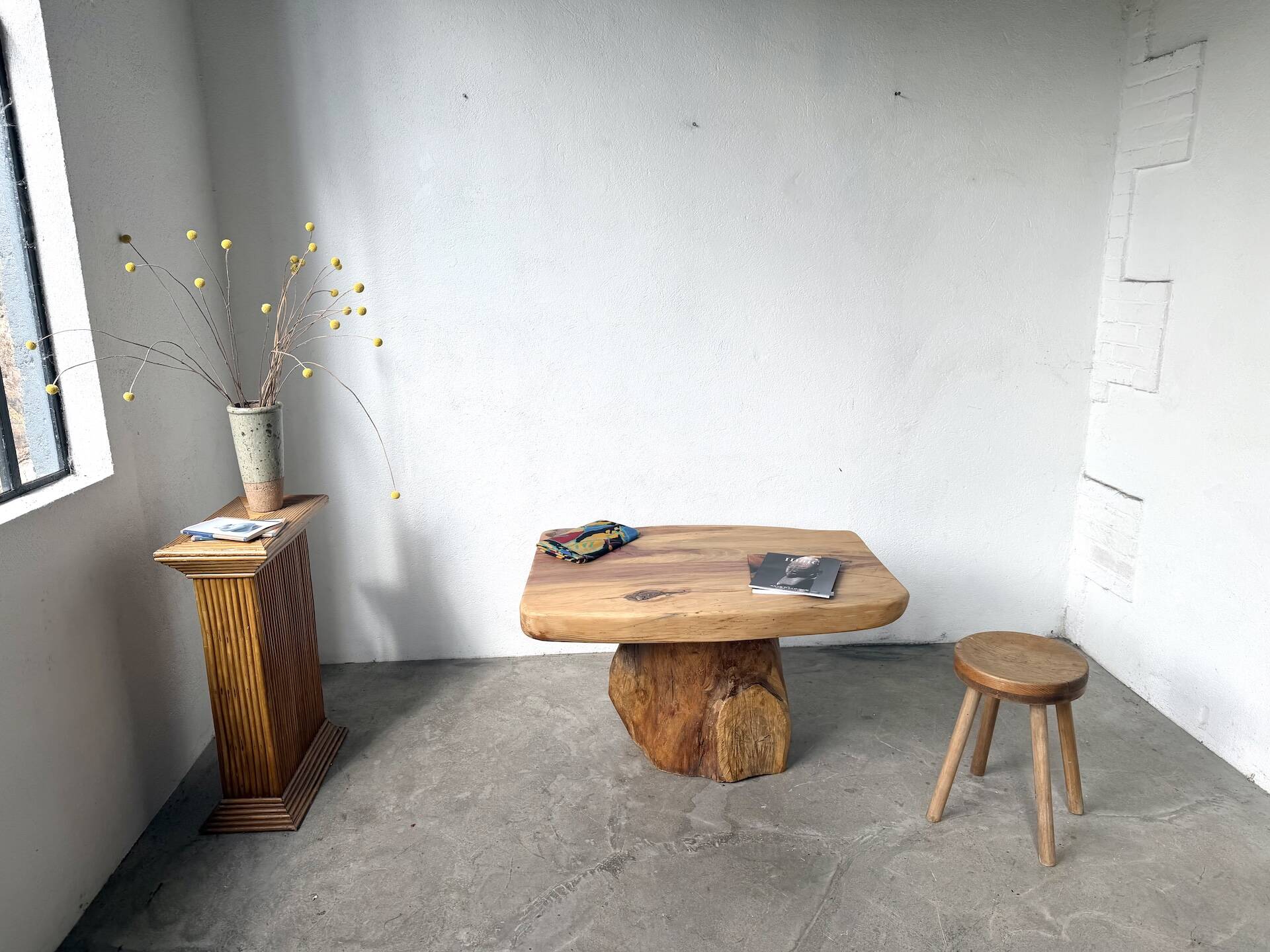 Organic brutalist coffee table in solid cedar, trunk pedestal, 1970s.