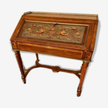 Bureau de pente en noyer et laiton style Louis XVI