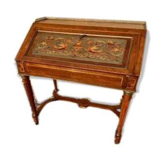 Bureau de pente en noyer et laiton style Louis XVI