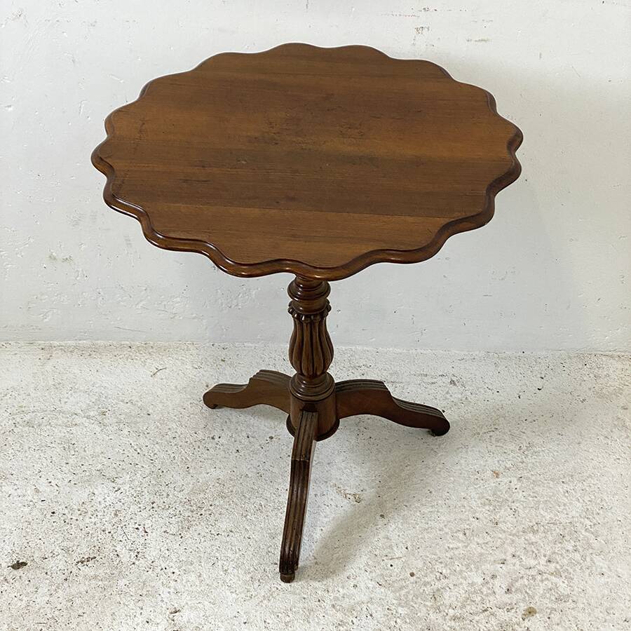 19th century pedestal table with tilting top