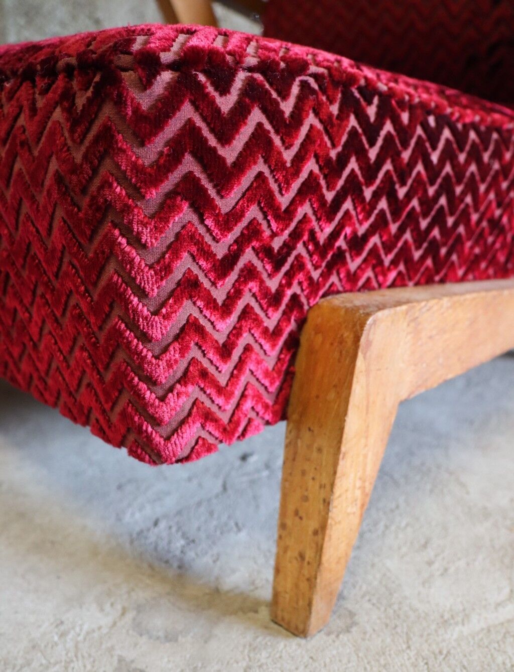 Fauteuil vintage en velours et bois 1950