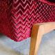 Fauteuil vintage en velours et bois 1950