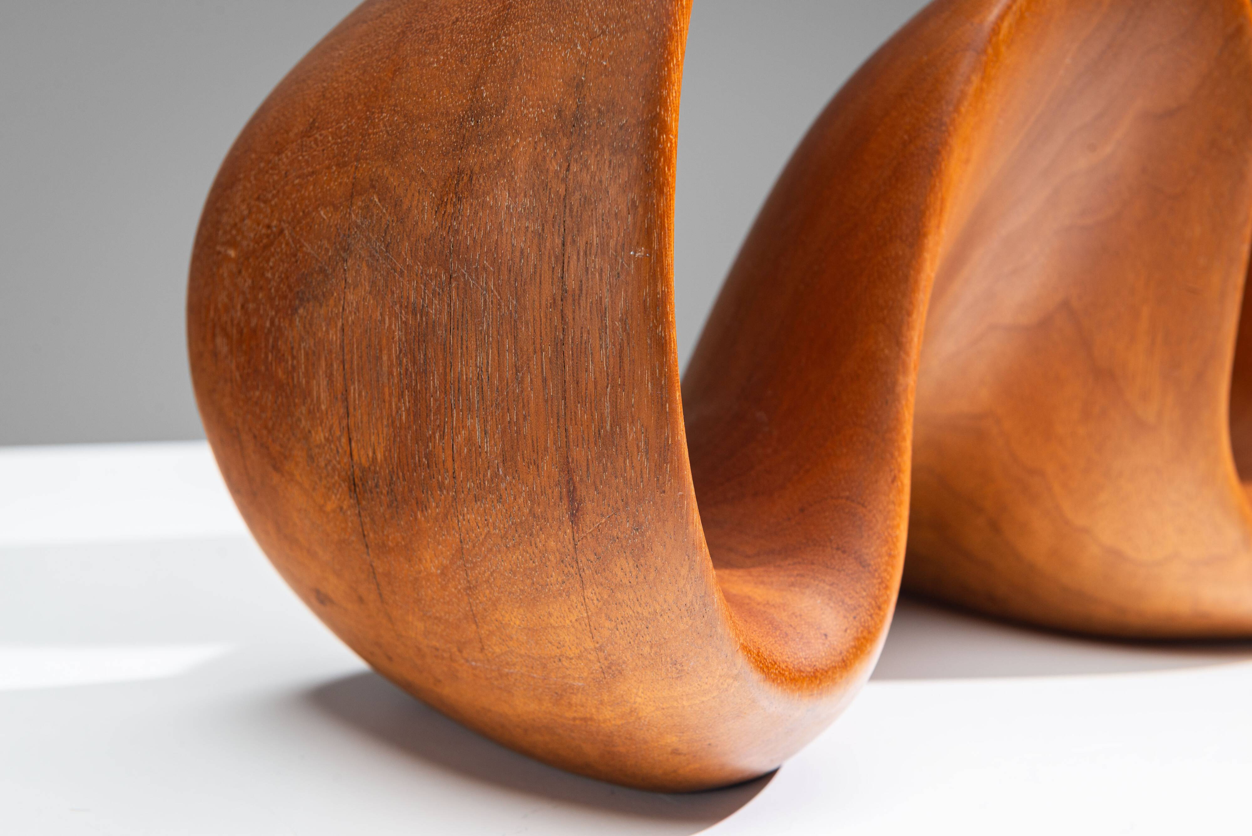 Sculpture abstraite avec des courbes organiques fluides.