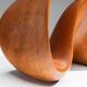 Sculpture abstraite avec des courbes organiques fluides.