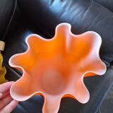 Vase mouchoir en opaline orange satinée