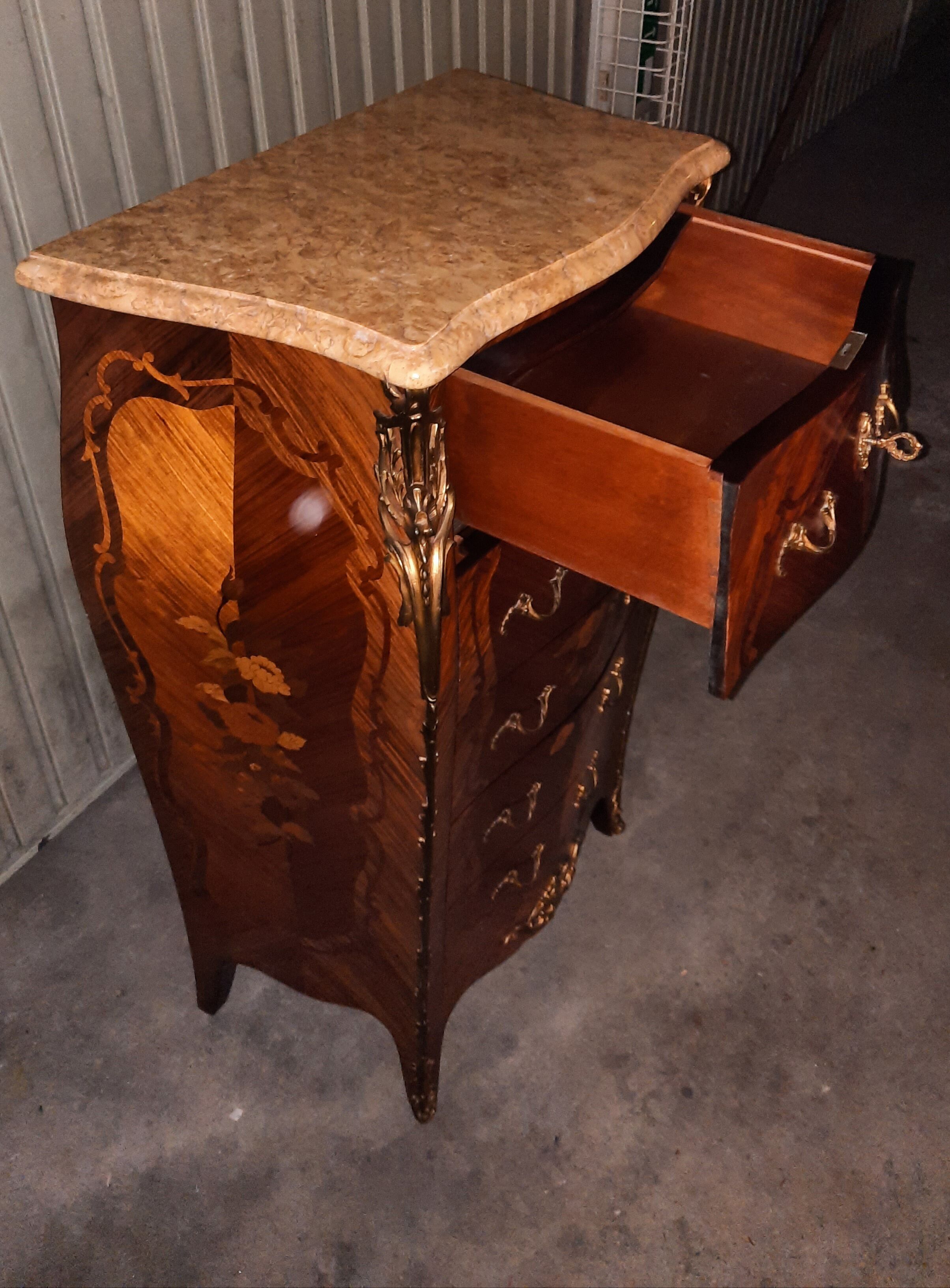 Chiffonnier en marqueterie fleurie de style Louis XV