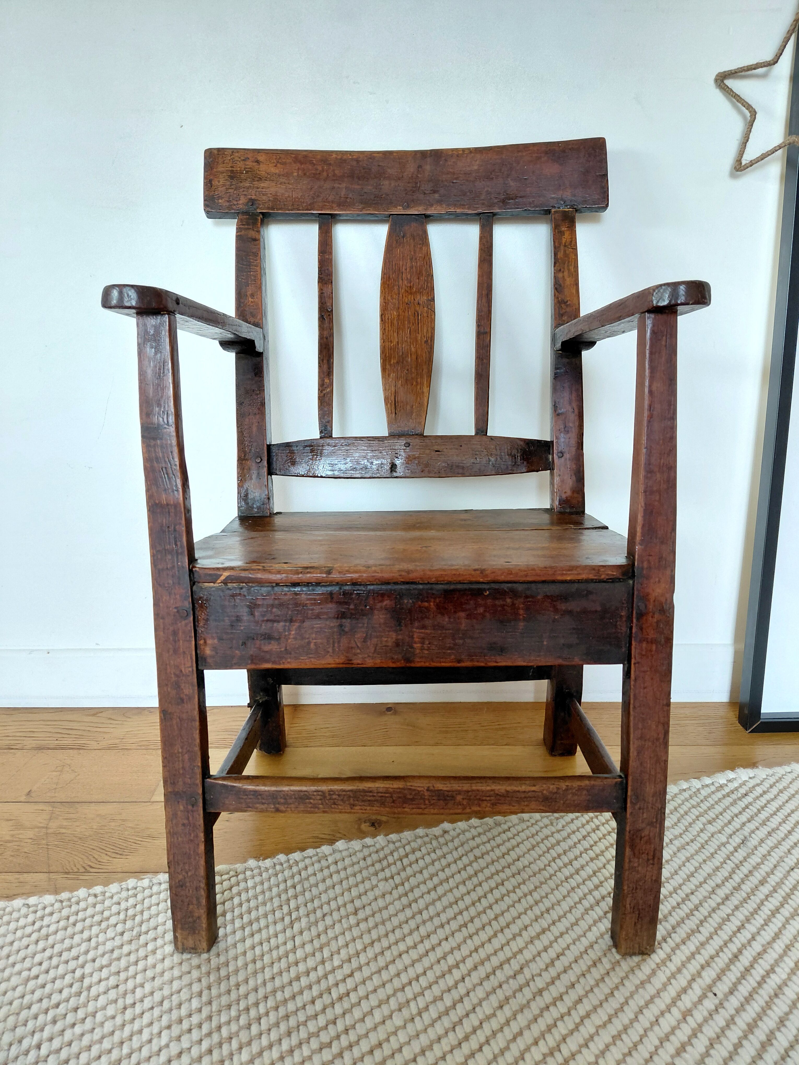 Fauteuil ancien en chêne massif-style Gallois et Art Populaire