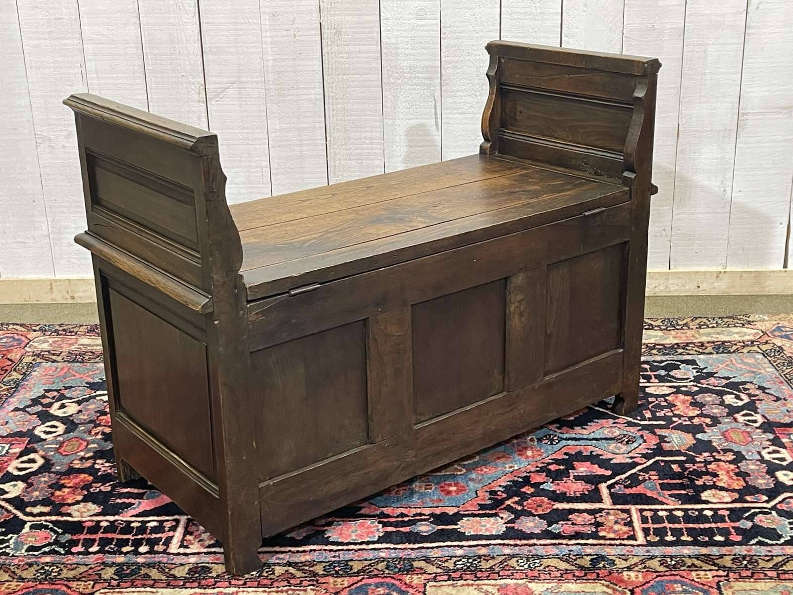 Breton bank chest from the early 20th century in oak and chestnut.