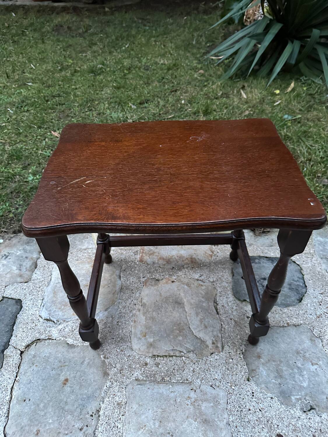 Set of two nesting tables