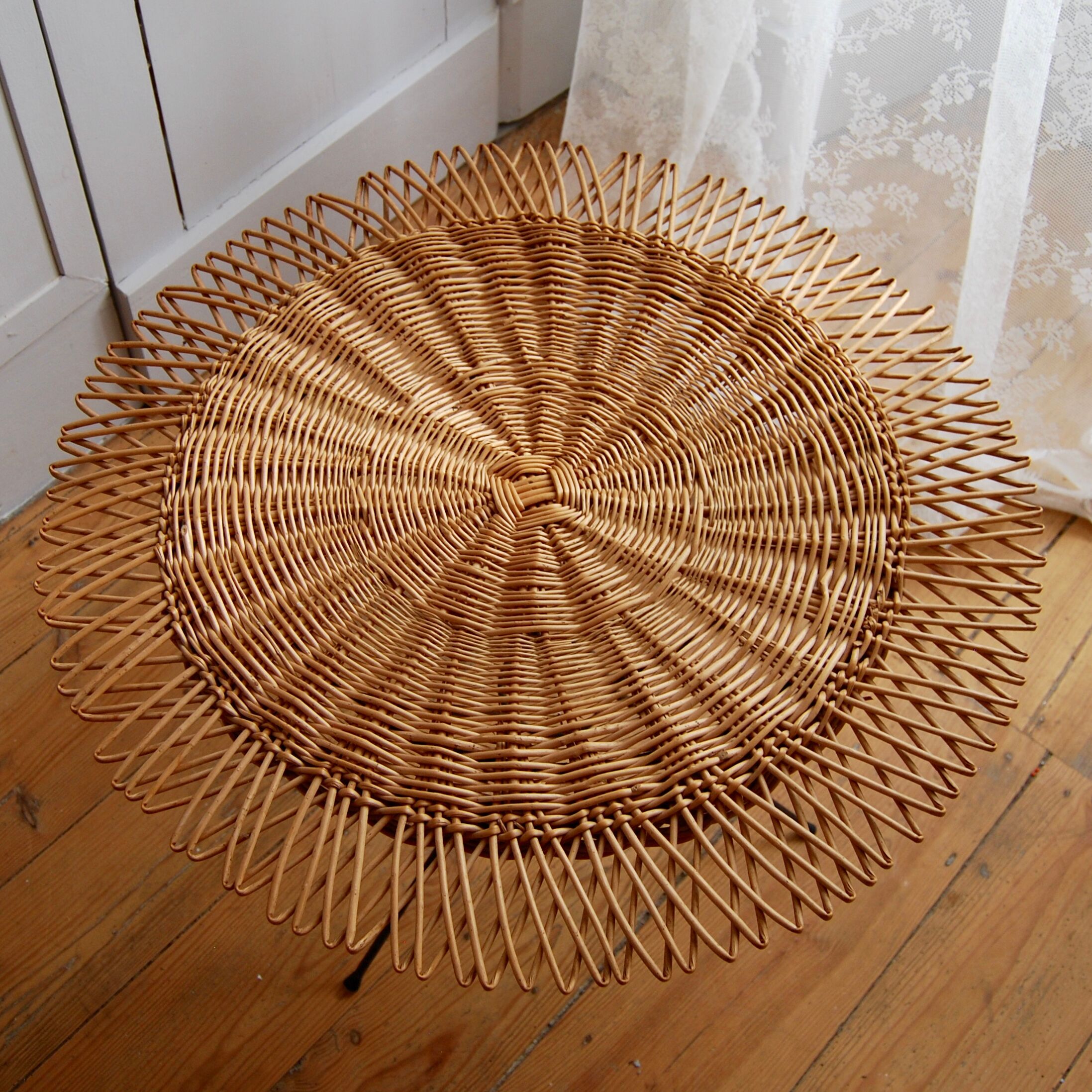 Table tripode en rotin