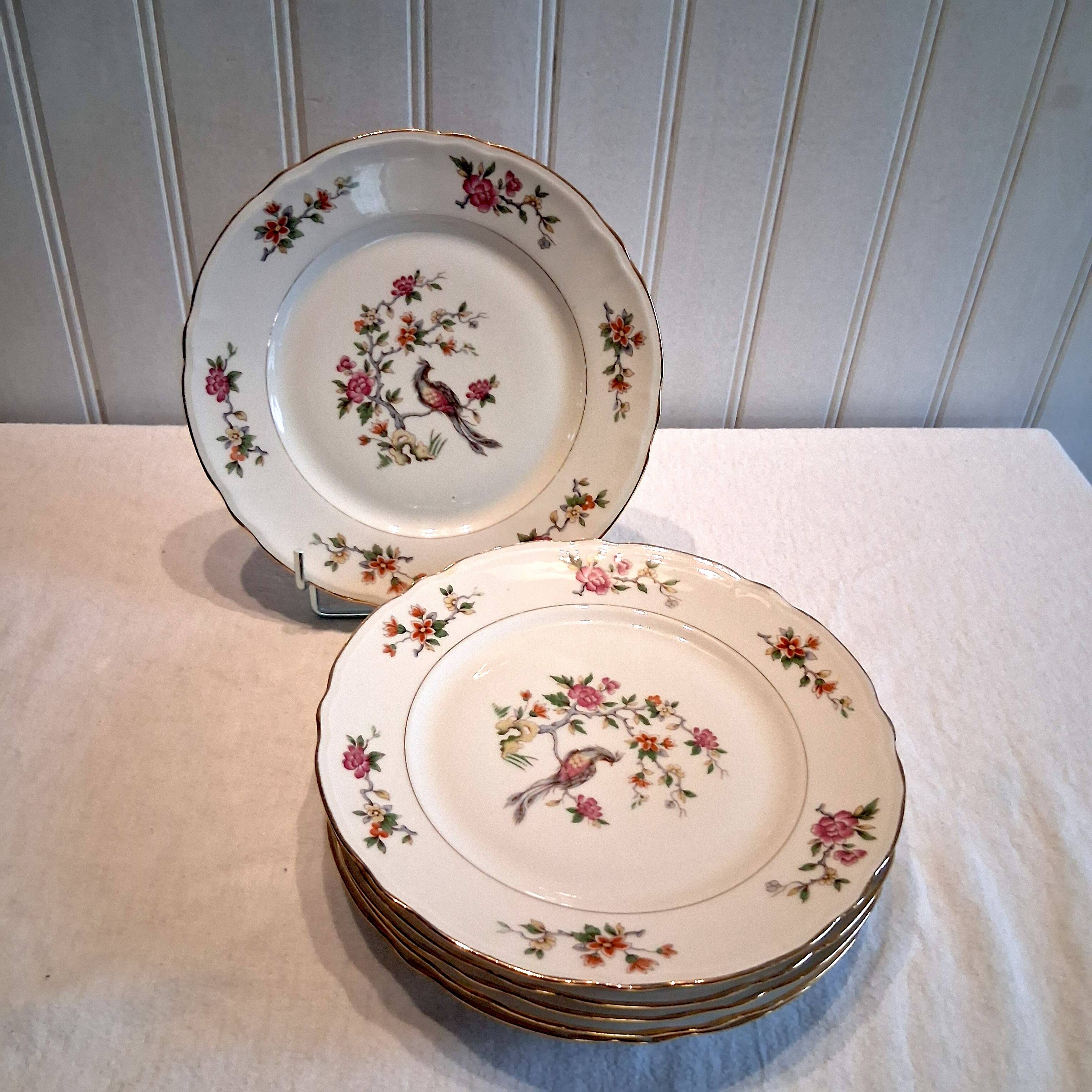 6 flat plates made of genuine porcelain in very good condition.